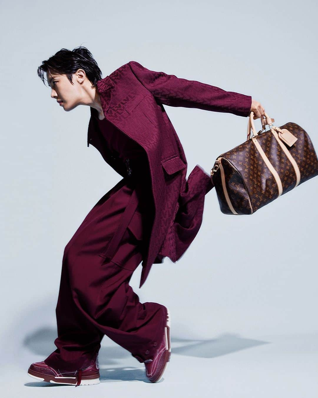 ルイ・ヴィトンさんのインスタグラム写真 - (ルイ・ヴィトンInstagram)「j-hope and the Keepall. Captured in rhythmic motion, the House Ambassador evokes the Maison’s travel heritage with the timeless Keepall adorned in Louis Vuitton’s emblematic monogram. Discover the collection via link in bio.  #jhope #LouisVuitton」6月15日 2時10分 - louisvuitton