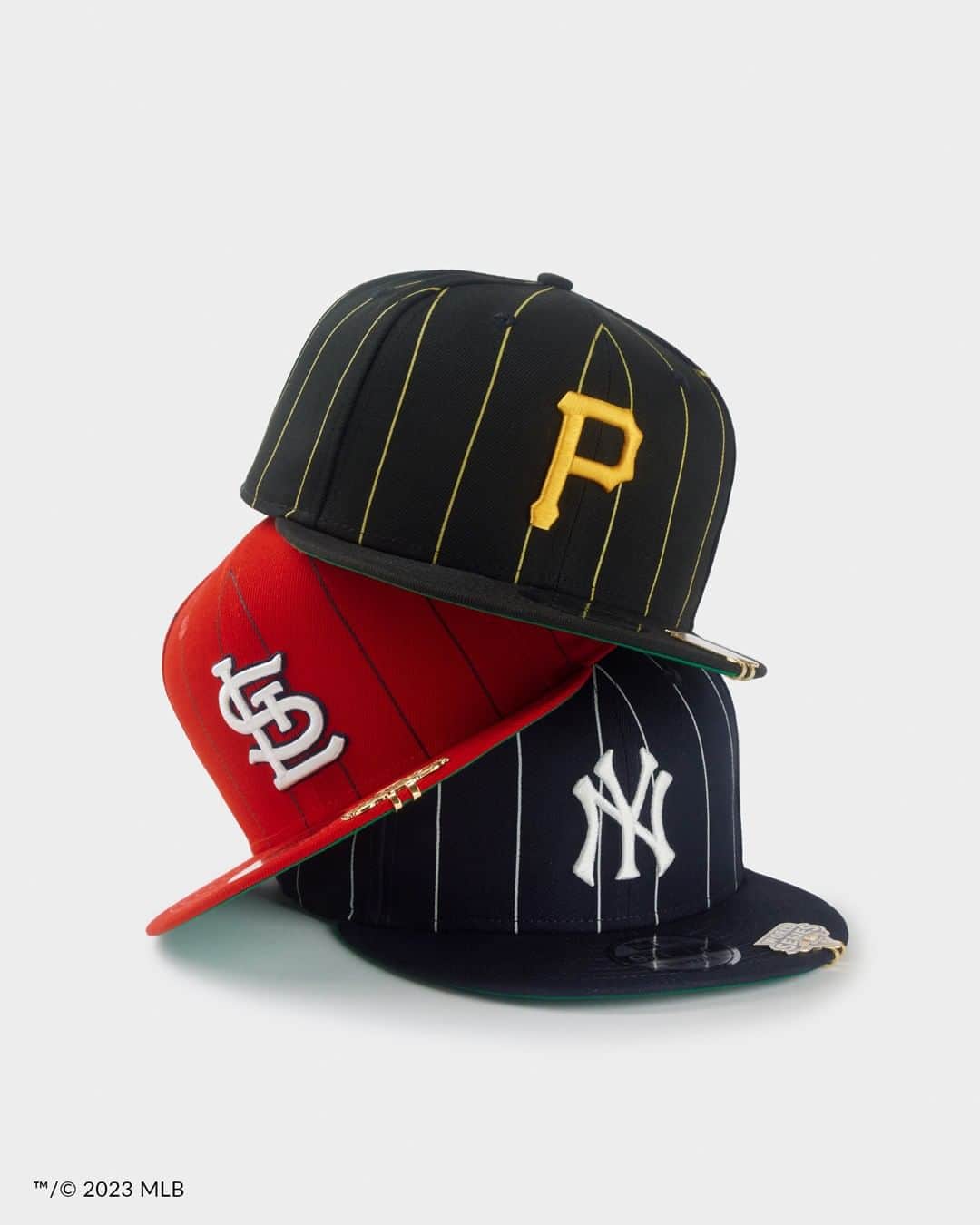 ニューエラ・キャップのインスタグラム：「Celebrate your team’s success with MLB Pinstripe Visor Clip. Our classic snapback gets an upgrade with team-specific World Series visor clips and a pinstripe crown. Get yours at the link in our bio.」