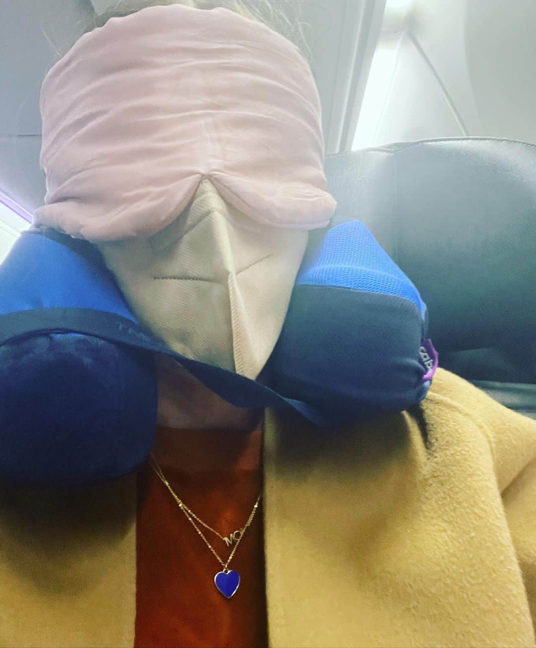のインスタグラム：「I’m shocked no one recognizes me when I travel.」