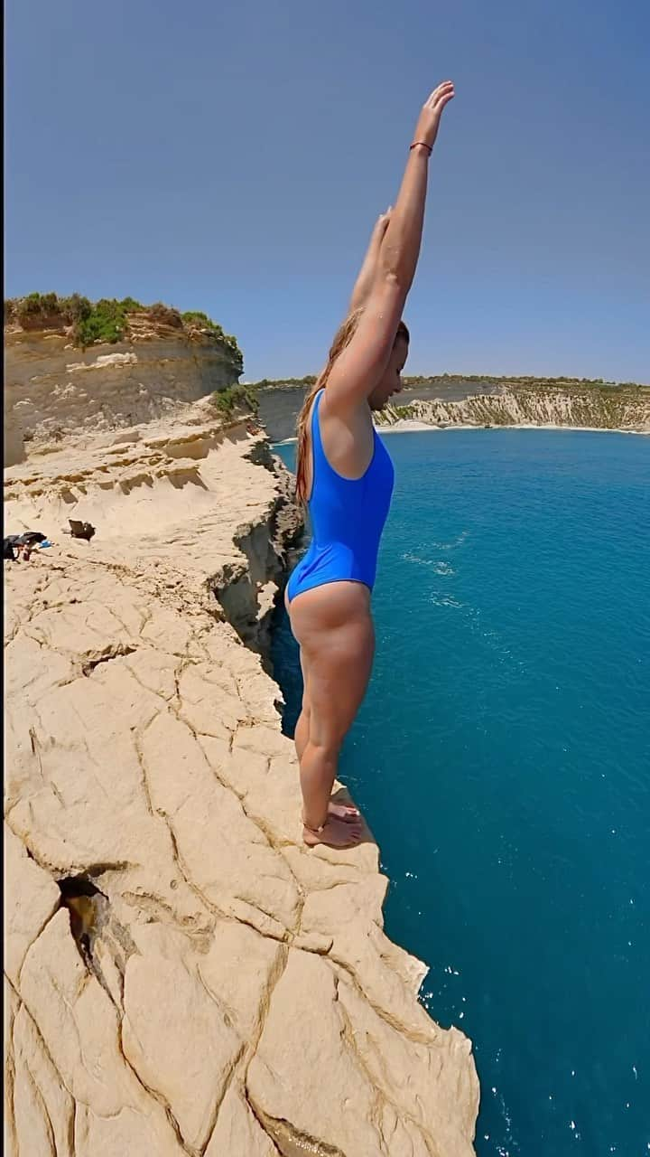 ローラ・マリノのインスタグラム：「🇲🇹 I discovered Malta for its cliffs and the country has so much more to offer… but I’m always happy to jump with my friends 😃 Speaking of jumping… it can be dangerous, so before every jump, please make sure you … 1. Check underwater depth yourself with a mask on  2. Have someone in the water ready to rescue you if something goes wrong 3. Avoid to jump when there are waves  4. Go step by step and increase your jump highs 1m by 1m  5. Make sure you have an easy and safe way to climb back up.  6. Enjoy 😉   🎥 @goprofr @gopro and additional drone footage by @chai_enne & @floriantissier 🙏🏻  #sponsorised by @visitmalta   #visitmalta #malta #exploremore #tourism #outdoorexperience #outdoors #outdoor #outdooradventures #gopro #goprofr #goproambassador #goprohero11 #travel #traveling #traveltheworld」