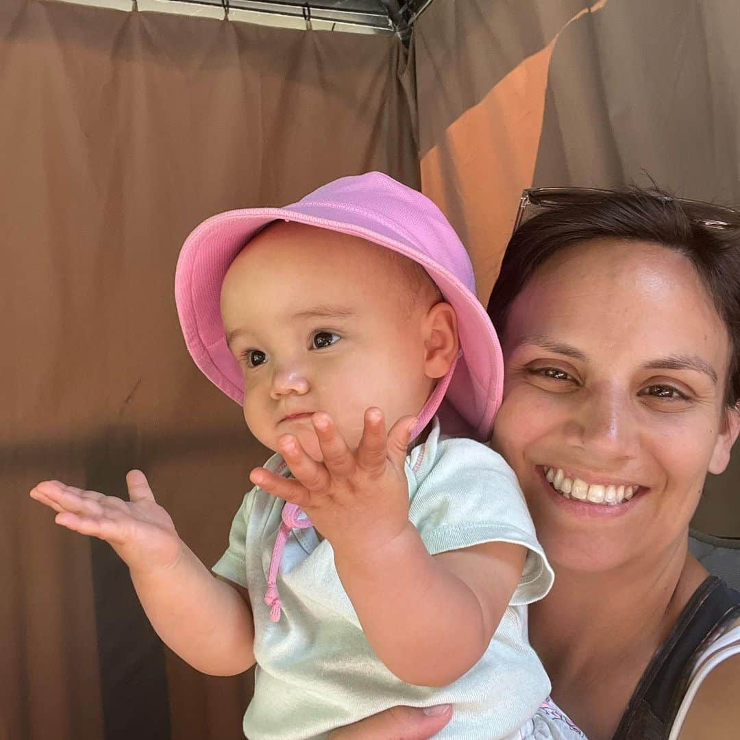 メーガン・デュアメルさんのインスタグラム写真 - (メーガン・デュアメルInstagram)「11 months 😍  This spunky girl loves to be on the move! Climbing everything and running in her walker, she loves to move.   She still doesn’t say mama yet but has a big vocabulary which today she added clap to! Also book, hug, papa, peppa and “aghhhhh” which means more food 🤣  She has yet to have a full night of sleep. Not even close. But fingers crossed that’s coming soon.   #miyacharlierose」6月15日 2時17分 - meaganduhamel