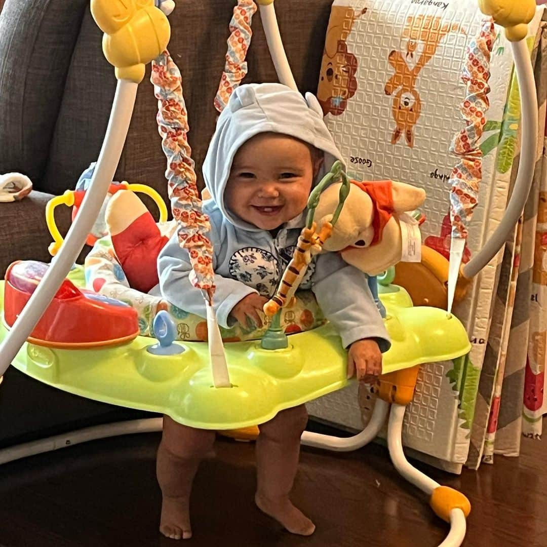 メーガン・デュアメルさんのインスタグラム写真 - (メーガン・デュアメルInstagram)「11 months 😍  This spunky girl loves to be on the move! Climbing everything and running in her walker, she loves to move.   She still doesn’t say mama yet but has a big vocabulary which today she added clap to! Also book, hug, papa, peppa and “aghhhhh” which means more food 🤣  She has yet to have a full night of sleep. Not even close. But fingers crossed that’s coming soon.   #miyacharlierose」6月15日 2時17分 - meaganduhamel