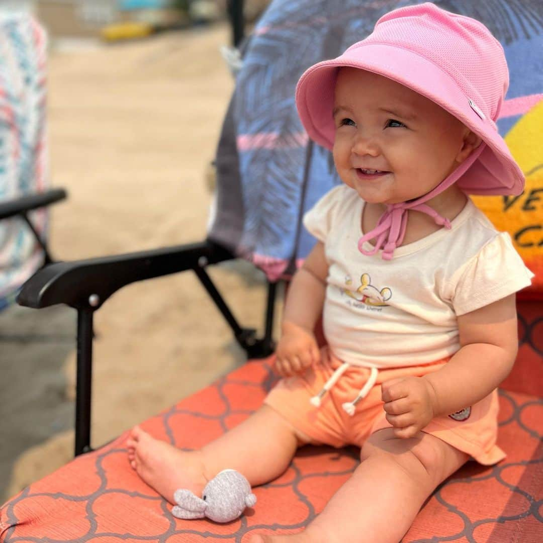 メーガン・デュアメルさんのインスタグラム写真 - (メーガン・デュアメルInstagram)「11 months 😍  This spunky girl loves to be on the move! Climbing everything and running in her walker, she loves to move.   She still doesn’t say mama yet but has a big vocabulary which today she added clap to! Also book, hug, papa, peppa and “aghhhhh” which means more food 🤣  She has yet to have a full night of sleep. Not even close. But fingers crossed that’s coming soon.   #miyacharlierose」6月15日 2時17分 - meaganduhamel