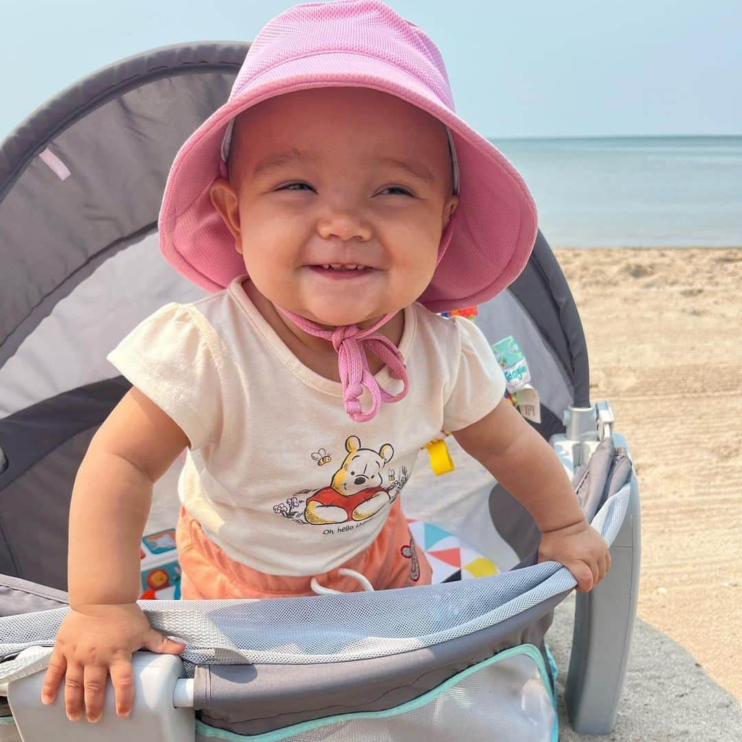 メーガン・デュアメルさんのインスタグラム写真 - (メーガン・デュアメルInstagram)「11 months 😍  This spunky girl loves to be on the move! Climbing everything and running in her walker, she loves to move.   She still doesn’t say mama yet but has a big vocabulary which today she added clap to! Also book, hug, papa, peppa and “aghhhhh” which means more food 🤣  She has yet to have a full night of sleep. Not even close. But fingers crossed that’s coming soon.   #miyacharlierose」6月15日 2時17分 - meaganduhamel