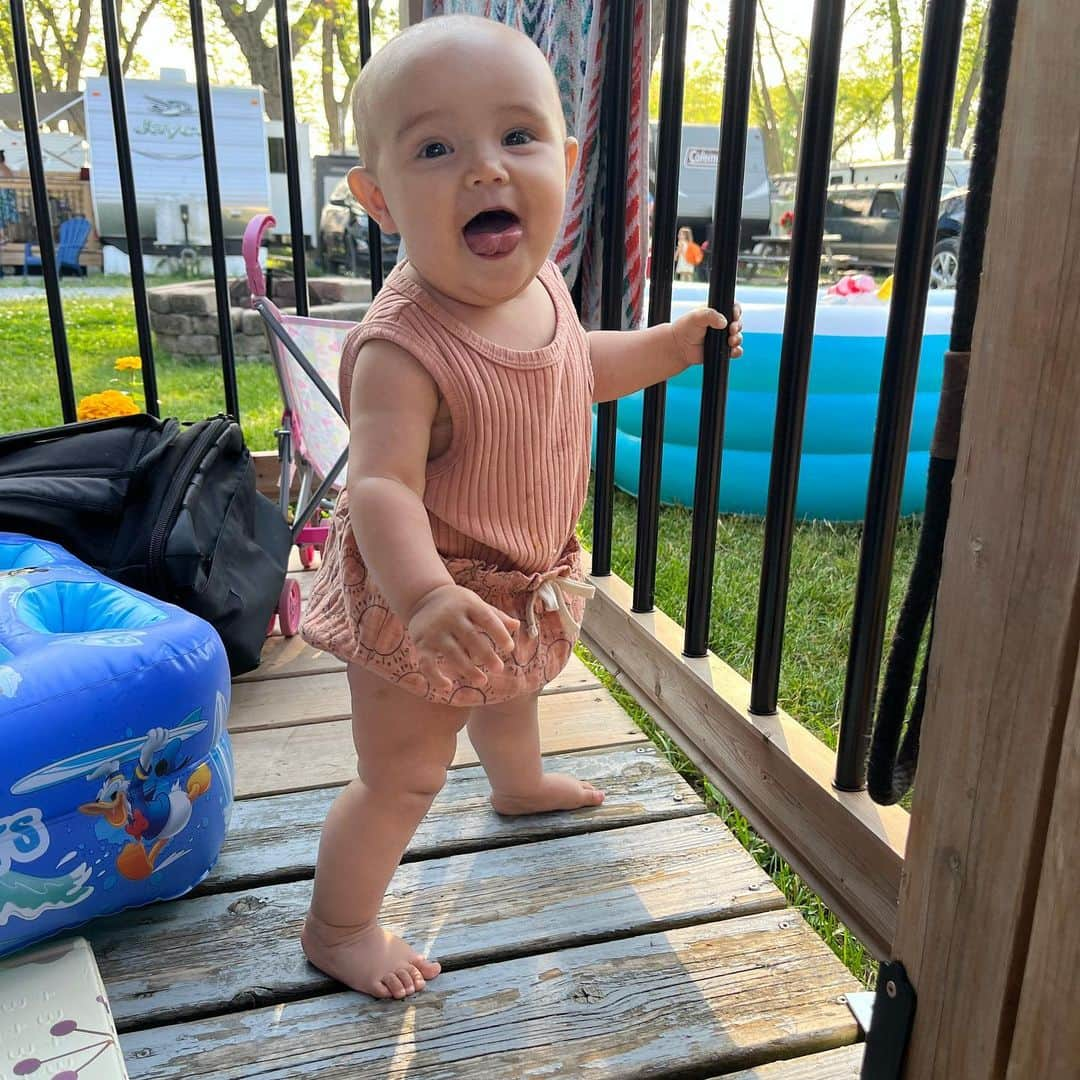 メーガン・デュアメルさんのインスタグラム写真 - (メーガン・デュアメルInstagram)「11 months 😍  This spunky girl loves to be on the move! Climbing everything and running in her walker, she loves to move.   She still doesn’t say mama yet but has a big vocabulary which today she added clap to! Also book, hug, papa, peppa and “aghhhhh” which means more food 🤣  She has yet to have a full night of sleep. Not even close. But fingers crossed that’s coming soon.   #miyacharlierose」6月15日 2時17分 - meaganduhamel