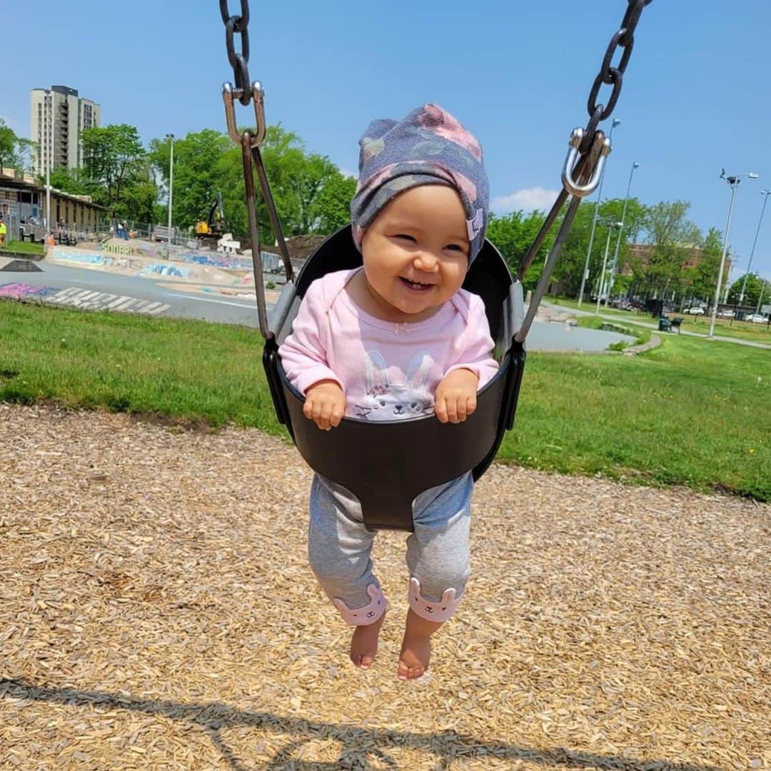 メーガン・デュアメルのインスタグラム：「11 months 😍  This spunky girl loves to be on the move! Climbing everything and running in her walker, she loves to move.   She still doesn’t say mama yet but has a big vocabulary which today she added clap to! Also book, hug, papa, peppa and “aghhhhh” which means more food 🤣  She has yet to have a full night of sleep. Not even close. But fingers crossed that’s coming soon.   #miyacharlierose」