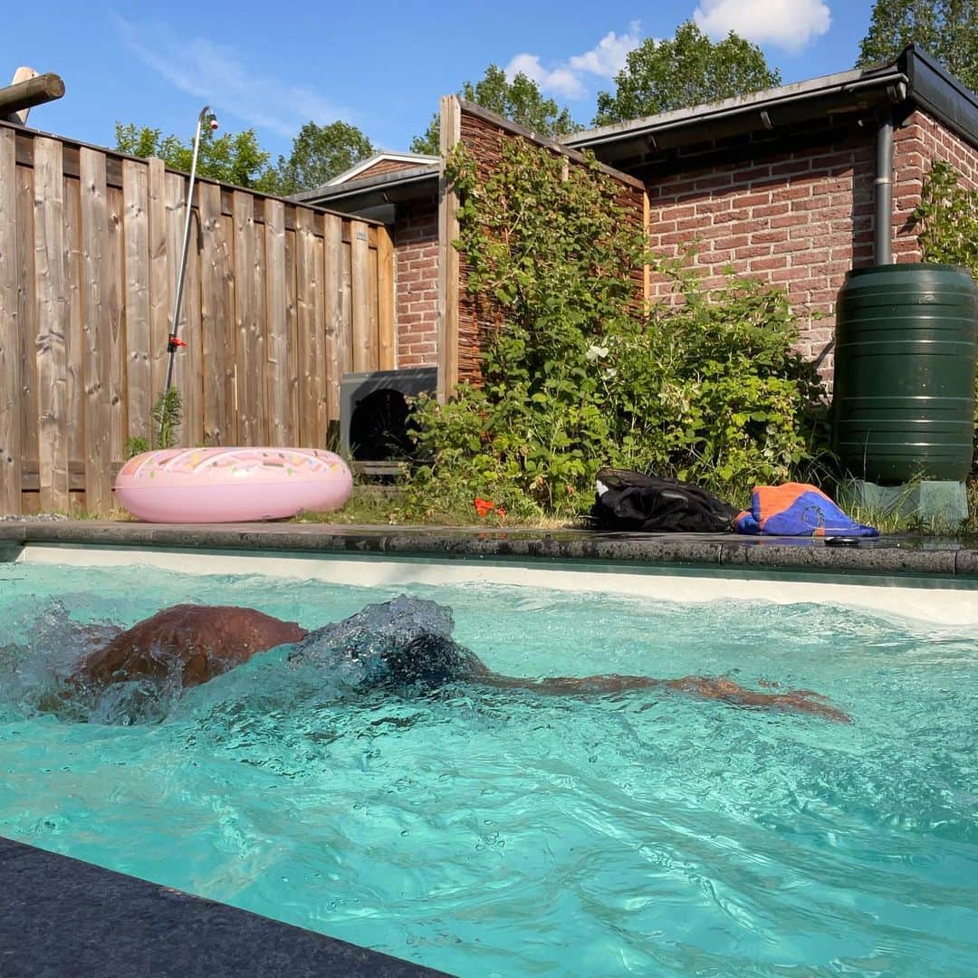 ラノミ・クロモウィジョジョさんのインスタグラム写真 - (ラノミ・クロモウィジョジョInstagram)「Lekker zwemmen 😎☀️ Kwam geen meter vooruit..😅✌🏽  #mooiweerzwemmer」6月15日 2時19分 - ranomikromo