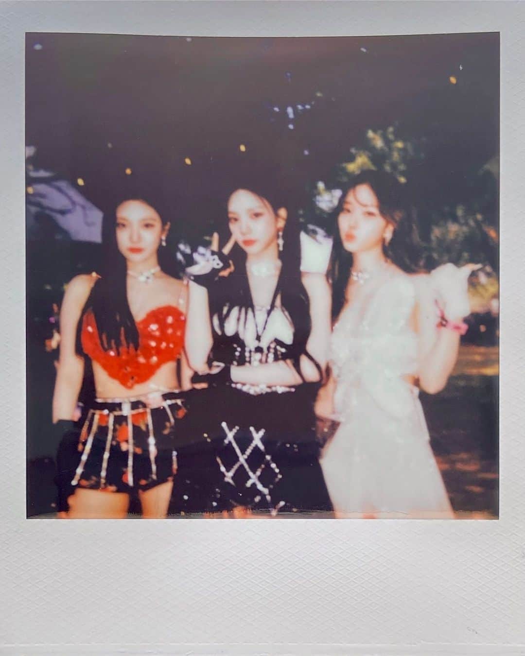 のインスタグラム：「Brought my polaroid camera to #GovBall and look who I fooooound 🥹」