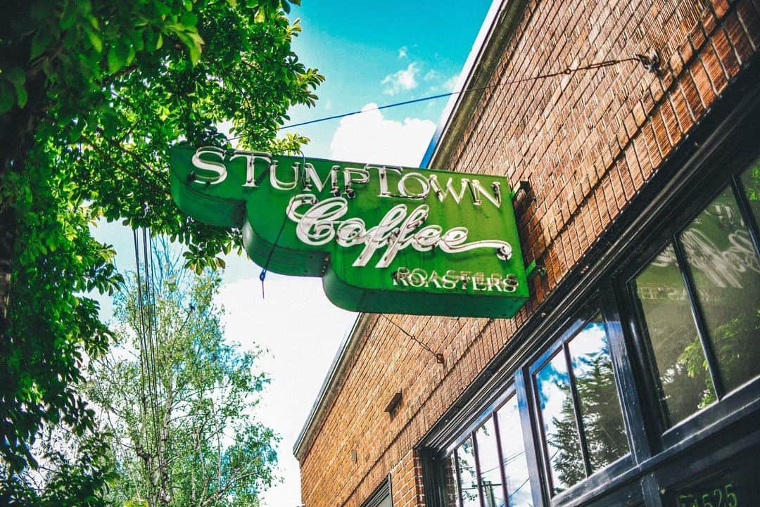 Stumptown Coffee Roastersのインスタグラム：「Join us on Sunday 6/18, 11am-4pm, at our cafe on Division for a pop-up market in the parking lot. Shop booths from our friends at Wilderton Botanicals, Poler, and more!  And while you’re here, drop into the Woodsman Tavern next door, 1pm-5pm, for a backyard BBQ. Enjoy food, drinks, music, and summertime vibes. Tickets start at $4—buy them ahead or get them at the door.  LOCATION: Stumptown on Division 4525 SE Division St, Portland, OR  MARKET: June 18th, 11am-4pm BBQ (at Woodsman Tavern) June 18th, 1-5pm」