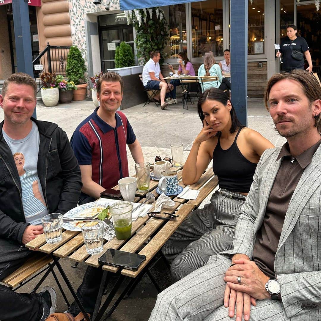 ジャニナ・ガヴァンカーのインスタグラム：「Caption this.  ft. @mrsambarlow @samlakewrites @officialtroybaker」