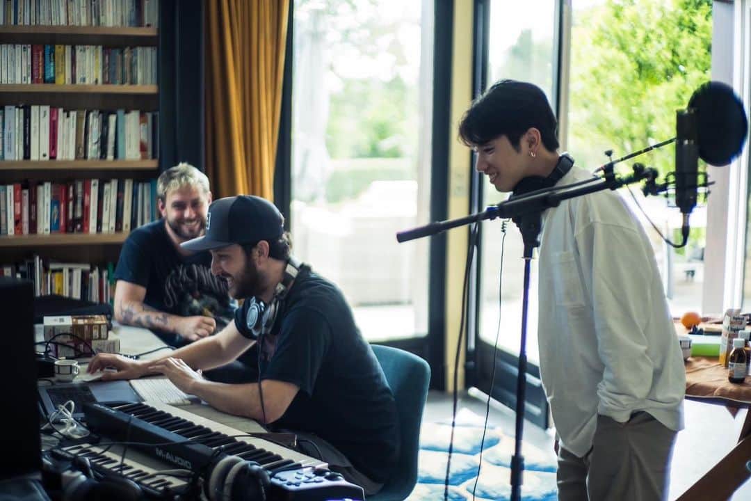 Taka のインスタグラム：「Writing songs in France 🇫🇷 #biarritz #newsongs」