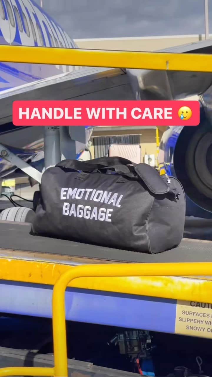 アメリカ運輸保安局のインスタグラム：「Looks like there’s a lot to unpack here…   We aren’t sending you on a guilt trip but if you’re in your feels while packing your summer bag, allow us to give you some peace of mind. Consider this your sign to put your feelings aside and pack smart! Envy-sion less stress with these helpful tips:   🧳 Be sure your bags aren’t duff-full with prohibited or replica items.  🧳 Don’t cry over lost liquids, make sure to only bring 3.4 oz or less in your carry-on.  🧳 Arrive early, giving yourself extra time for security will be all the rage this summer.   Trust us, you won’t be mad you took the time to prepare. If you happy-n to need more info on what can or can’t fly… roll over to our link in bio to use our “What Can I bring?” tool.   #EmotionalBaggage #TravelTips   🎥 credit: @corykleidosty」