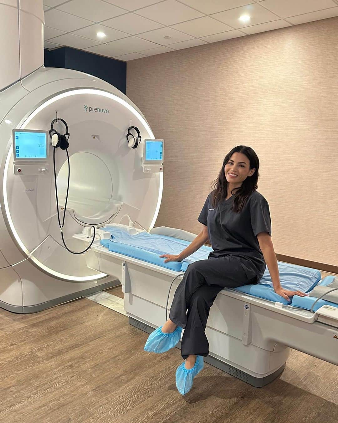 ジェナ・ディーワンさんのインスタグラム写真 - (ジェナ・ディーワンInstagram)「Preventative medicine at its finest.. @prenuvo! Last week I visited Prenuvo and got their full body MRI that specializes in early detection of cancer and more than 500 conditions! Their team had me feeling so relaxed.. they even play Netflix during your scan to help pass the time and calm nerves! I can’t wait to get my results thank you Prenuvo 🙏🏻💕  I am so grateful to have been able to have this scan done and am all too aware that this is something that is currently out of reach for many with it being elective/ not covered by insurance. While this is all true… Prenuvo is working so hard to change that! Their mission is to democratize healthcare and change the current medical paradigm from reactive to proactive through early detection. And the way they do this is by getting the word out there to get more funding, etc! Which is why I’m so passionate about sharing this with you guys 🤍」6月15日 2時59分 - jennadewan