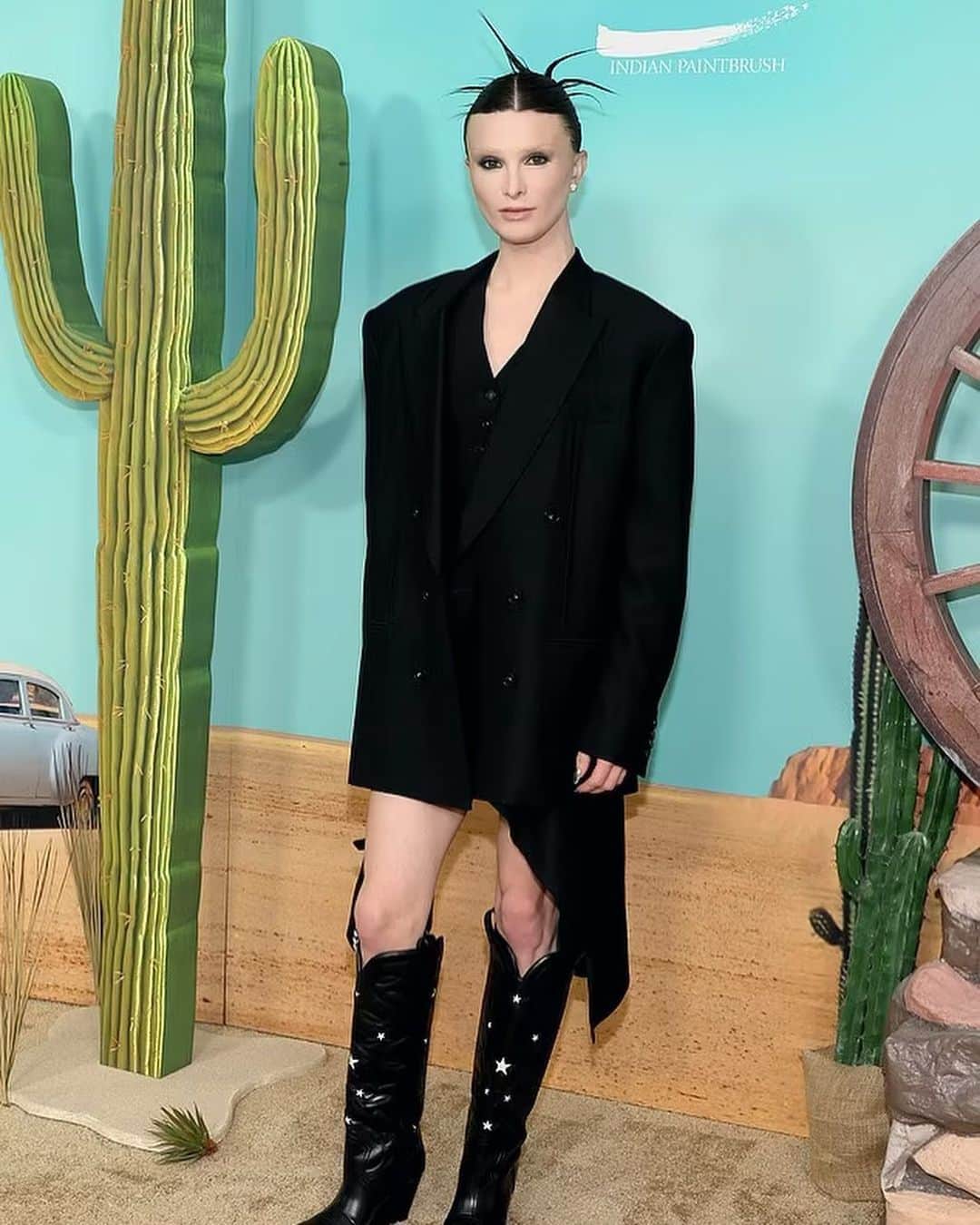 DYLAN MULVANEYさんのインスタグラム写真 - (DYLAN MULVANEYInstagram)「Went for alien cowgirl and it fit the movie perfectly !!! 🌵👽 📸 @gettyimages @taylorehill  Premiere of @asteroidcity  Styled by @ander__scott at @stellamccartney  Hair @whoiszenobia  Makeup @facesbydanii」6月15日 3時01分 - dylanmulvaney