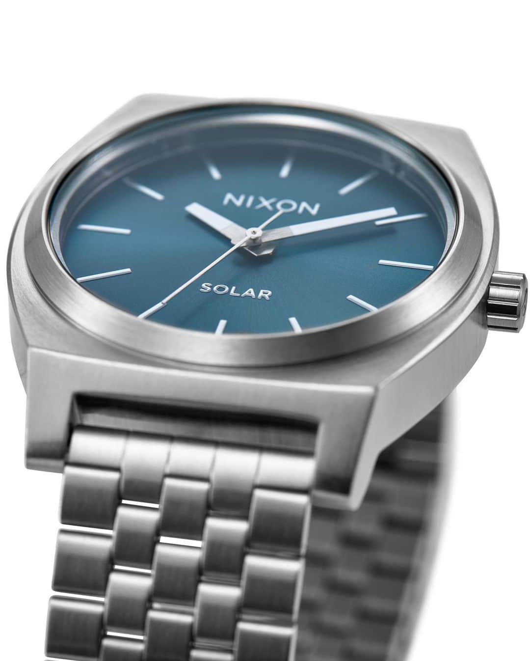 ニクソンのインスタグラム：「The all new Time Teller Solar.  Not only does it come equipped with a solar movement, but it also has an improved clasp that allows for full adjustment without the need for a tool. Also, the case is now wider and thinner to make it as comfortable as it is easy to read.   Our instant classic, just got some heavy upgrades.」