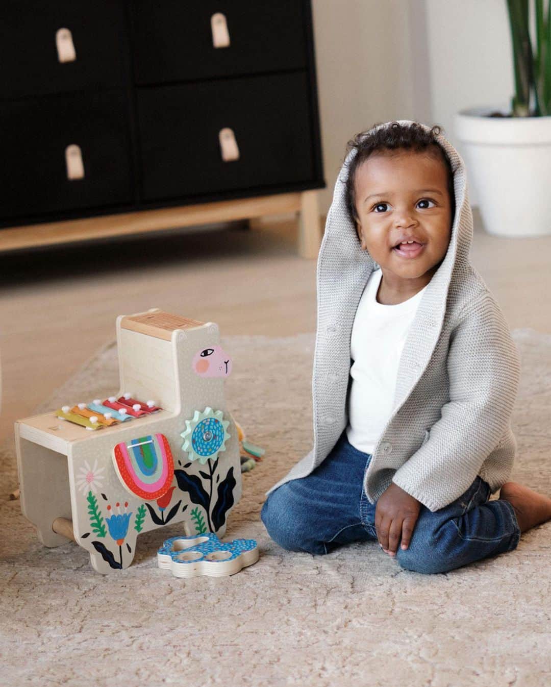GapKidsのインスタグラム：「Not sure where to start with the registry? From cribs to lovies — we’ve got the babyGap Goods. . Shop our curated collection of necessities all made for just baby, loved by parents, available in one place.」