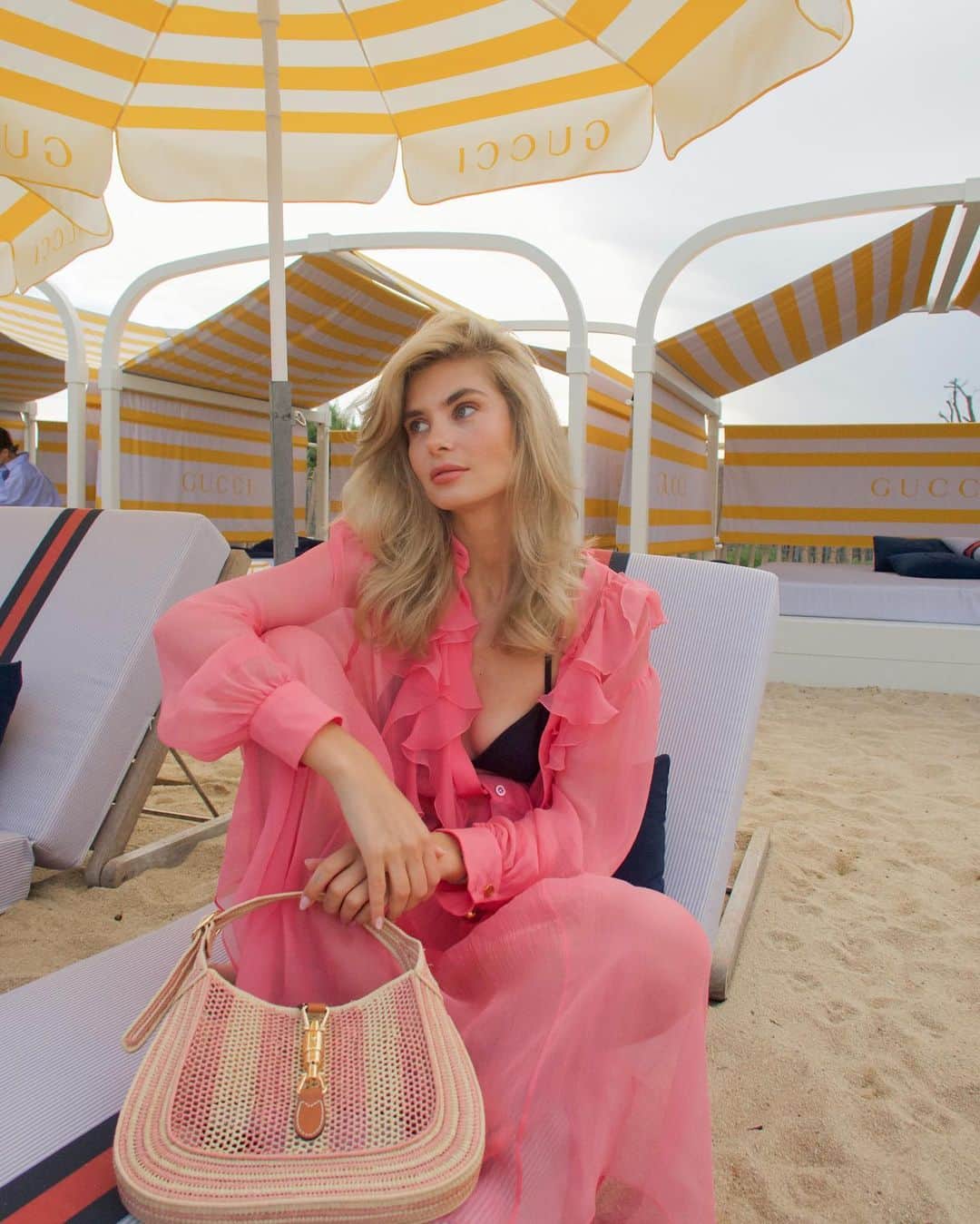 Xenia Adontsさんのインスタグラム写真 - (Xenia AdontsInstagram)「A match made in luxury and food heaven: @gucci at Loulou Beach! 🩷 can’t decide what I love more, the bags or the truffle pizzas, choose your fighter! #GucciSummerStories anzeige」6月15日 3時25分 - xeniaadonts