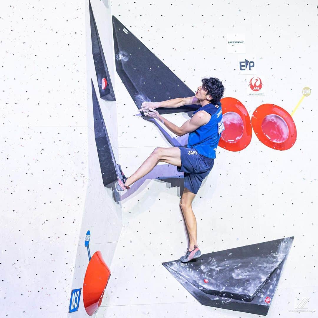 楢﨑明智のインスタグラム：「4th place in Brixen. I really enjoyed the final that I couldn’t have a chance for a long time! I found myself need a lot of things to improve, but I could realize that I am improved. Thank you so much for your support🙏🏻 I will do my best to climb in the final round of the season🔥  ブリクセン戦は4位でした。 やっぱり久しぶりのファイナルはとても楽しかった！ 反省点はたくさんありますが、成長や伸びしろも感じられました。 応援ありがとうございました🙏🏻 明日から始まる最終戦も精一杯頑張ります🔥  📸 @vladek_zumr   #日新火災　@movesport_jp @frictionlabs」
