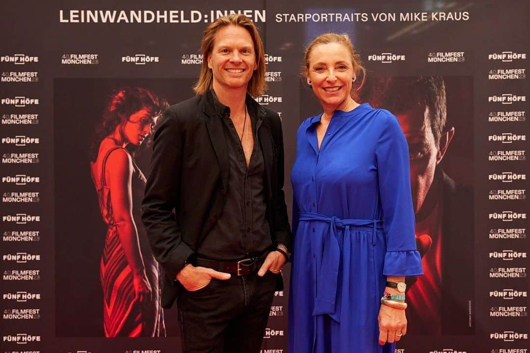 アントニオ・バンデラスさんのインスタグラム写真 - (アントニオ・バンデラスInstagram)「If you can, don't miss the 40th edition of FilmFest Munchen.  Si tenéis posibilidad, no os perdáis la 40 edición del Festival de Cine de Múnich   #Repost @filmfestmunich ・・・ Gestern war ein ereignisreicher Tag: Am Vormittag haben wir unser Programm bekanntgegeben und abends die Vernissage zur Ausstellung LEINWANDHELD:INNEN im CityQuartier @fuenf_hoefe gefeiert! 🎉  Fotograf Mike Kraus, Filmfest-Leiterin Diana Iljine sowie Elke Haeffner, Center Managerin der FÜNF HÖFE, begrüßten die geladenen Gäste zur feierlichen Eröffnung der Ausstellung mit den Starportraits aus mehr als zehn Jahren #ffmuc. 📸 🖼  🗯 „Kunst lässt uns das Leben in all seinen Facetten spüren“, brachte es @mikekrausworks bei seiner Ansprache auf den Punkt.  Noch bis zum 6. Juli zeigt die Ausstellung LEINWANDHELD:INNEN ausgewählte Starportraits, die kostenfrei auf der Plaza des CityQuartier FÜNF HÖFE sowie im Foyer der @kunsthallemuc München zu bestaunen sind. 👀  Wir wünschen euch viel Vergnügen! 🤩  📸 © @bojanritan」6月15日 3時35分 - antoniobanderas