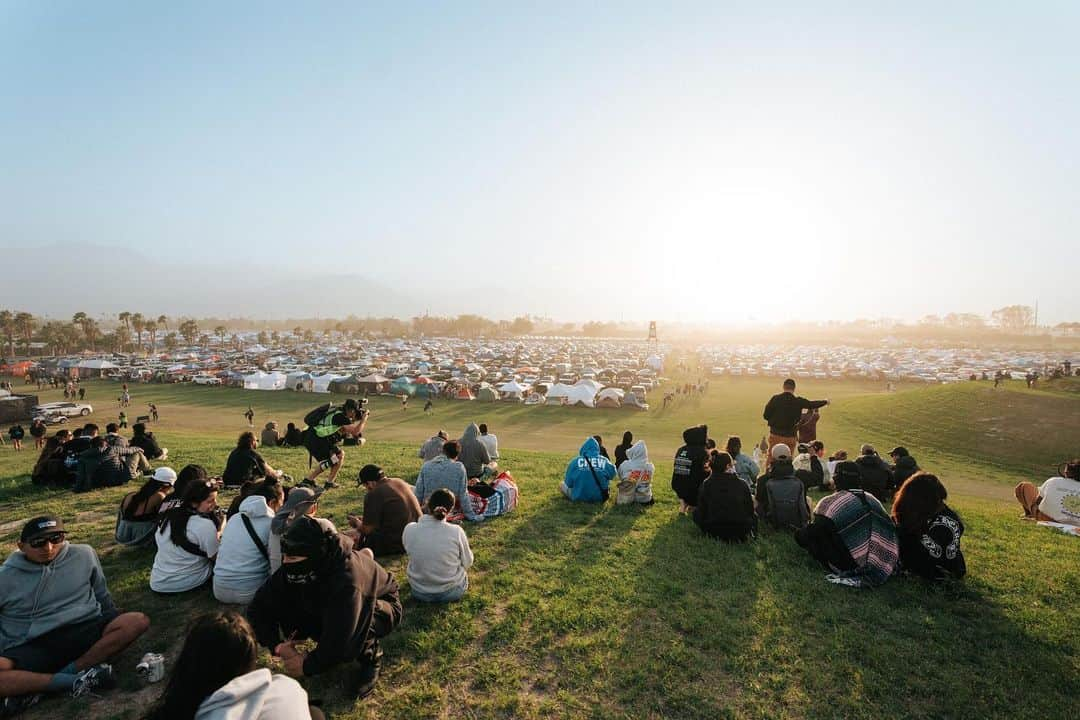 コーチェラさんのインスタグラム写真 - (コーチェラInstagram)「Easier than getting from Outdoor to Gobi. Secure your weekend passes for $99 down this Friday.  📸: @calder, @alivecoverage, @scotchphotos」6月15日 3時37分 - coachella