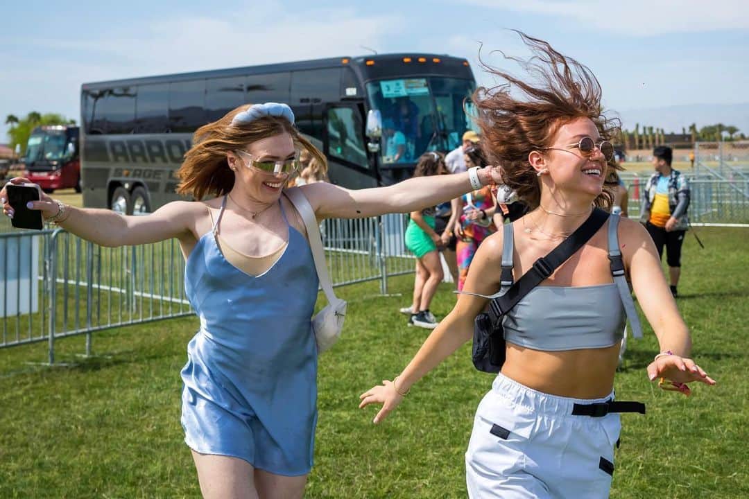 コーチェラさんのインスタグラム写真 - (コーチェラInstagram)「Easier than getting from Outdoor to Gobi. Secure your weekend passes for $99 down this Friday.  📸: @calder, @alivecoverage, @scotchphotos」6月15日 3時37分 - coachella