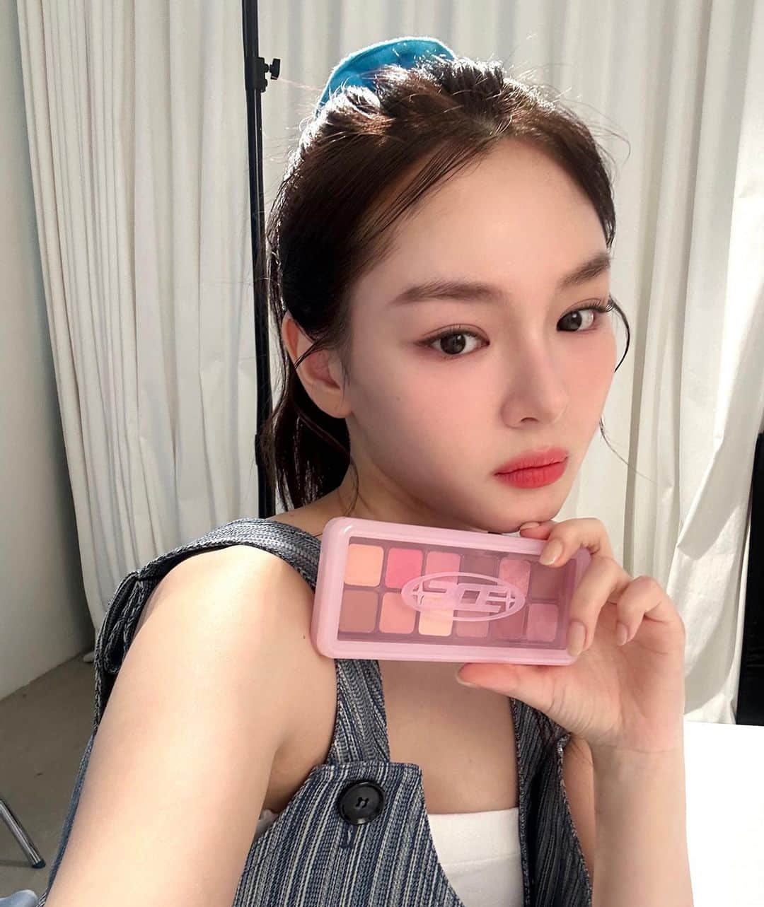 Official STYLENANDAのインスタグラム：「🌸3CE NEWTAKE PURE PAIRING 💗  라벤더를 머금은 듯 부드러운 핑크빛 베리에이션! 신비롭고 투명한 오로지 나만의 바이브   👁# PURELY 💄# BETTER MOOD 😊 # FRIENDLY  립스틱, 아이팔레트, 블러셔로 NEWTAKE의 새로운 룩을 경험해보세요!  #3CENEWTAKEPUREPAIRING #3CE뉴테이크퓨어페어링 #3CENEWTAKEEYESHADOWPALETTE #3CENEWTAKEFACEBLUSHER #3CESOFTMATTELIPSTICK #3ce #3cestylenanda」