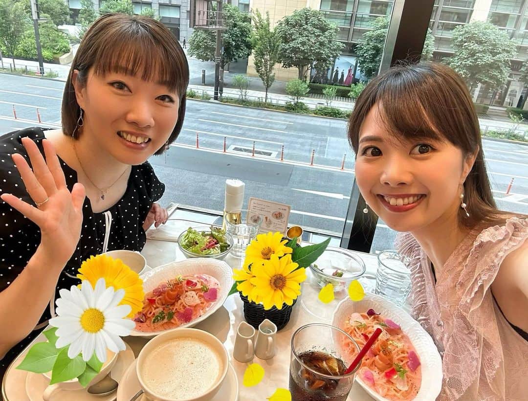 のインスタグラム：「. . 本気で夢を叶えるということを 全身全霊で教えてくれた 恩師、まりこ先生🥺✨ . . この先生がいらっしゃらなかったら、私は宝塚での数々の夢を見ることはできなかったです😌💖✨ . . 久々に会っても 最高で最強で爆笑な愛おしい時間🌹✨🤍 . . 人生って 人との出会いがほんっと全てだなあー🥺✨ . と、改めてひしひしと感じた 素晴らしい時間でした😌❤️ . . 心の底から愛と感謝❤️❤️❤️ . #STUDIOWINDHEART  #まりこ先生 #宝塚 #愛 #👸」