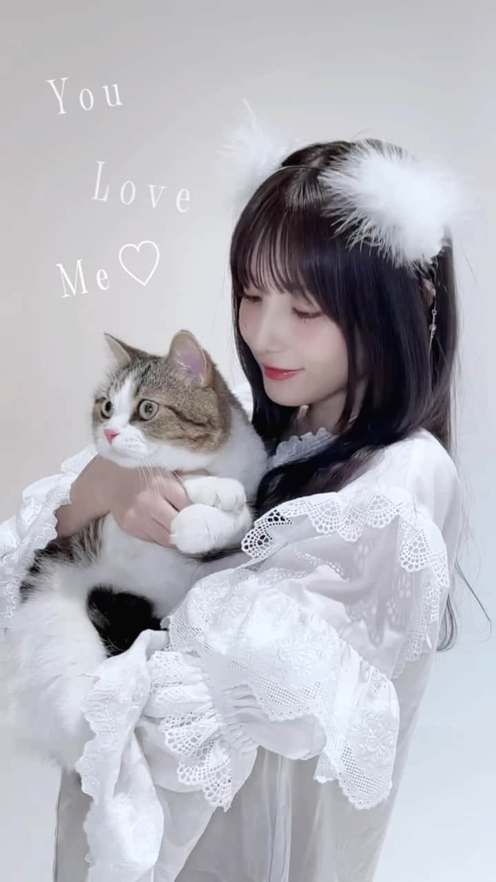 のインスタグラム：「LARME 057 表紙は 初の単独表紙となるかすちゃん🤍🩵   明日6月16日(金)発売です🐈💎  かすちゃん( @kasuu_kasu )  #LARME #larmemagazine #larme057 #ラルム #ファッション絵本  #かす #LARME #表紙 #イベント #お渡し会」