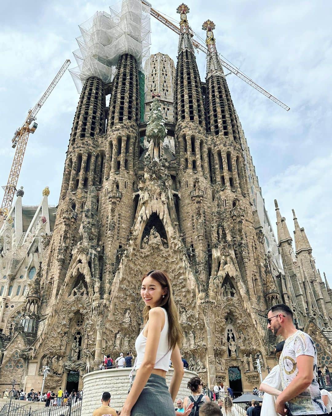 吳斐莉のインスタグラム：「一走出地鐵，一轉頭，我直接：哇！  每次都聽老公說聖家堂拔地而起，親眼見到真的有震驚到，目不轉睛的，脖子差點都斷了🤣而且沒看個2個小時，真的無法出來～  聖家堂光是外觀，就很值得一看，不管是高帝設計的誕生立面，還是新的受難立面，我覺得都很有特色，高帝的作品細膩繁複，另一面精簡俐落，這個反差感反而很有趣～  外觀講述了耶穌的誕生、成長、受難與死亡～南邊還在蓋ing  大家如果要來，一定要提早上網購票喔！我們就是因為太晚買，所以才這麼晚去看🤣現在觀光客非～常多，現場購票會撲空喔！」