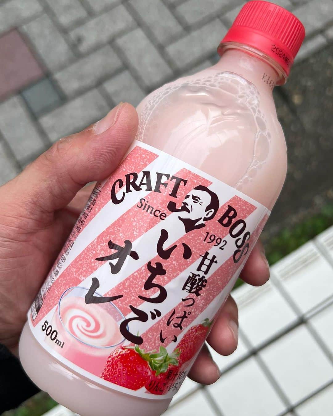 靖乃のインスタグラム：「コレ、商品名の通り酸味があって良い感じです✨  ピンクも補充したし(笑)本日はレッスンです トモヤ(@tomoya_pb1014)はがんばってますよ🌹  #靖乃 #ハイダンシークドロシー #淡路島 #ピン毛」