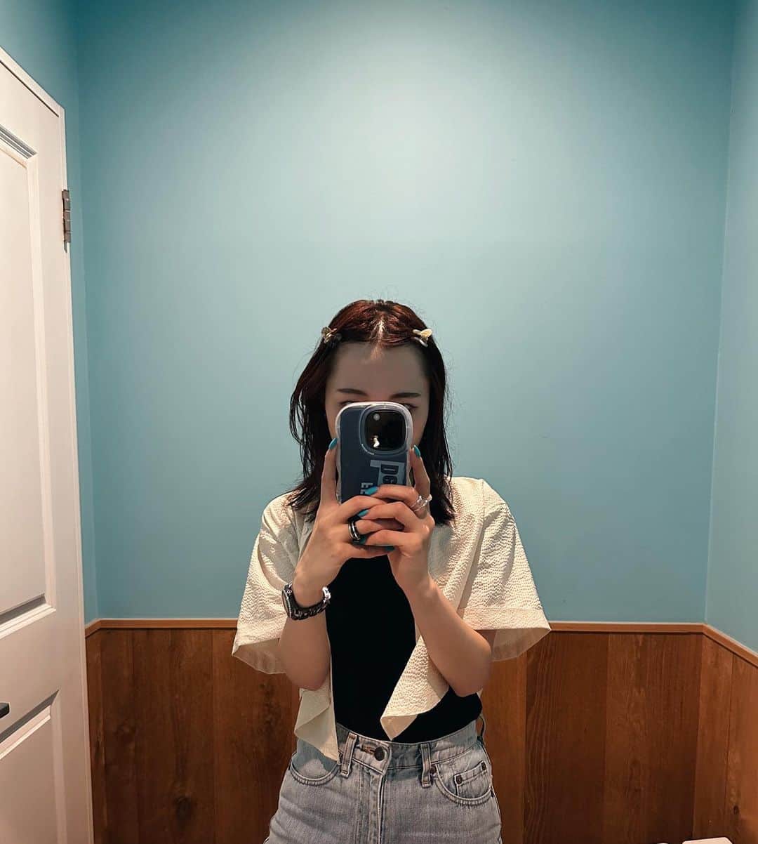 sayocoのインスタグラム：「トイレの壁紙がとっても好みの色だった 鎌倉の可愛いかぺ🩵🤍🤎  #鎌倉カフェ #推し活カフェ #STAY会 #ピリペン#ジニペン#ヒョンリクス」