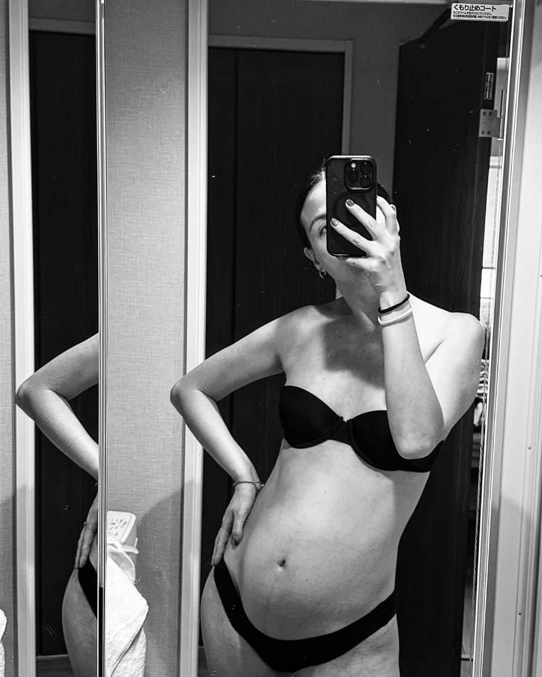 藤井アルダさんのインスタグラム写真 - (藤井アルダInstagram)「23weeks 💗   Baby started to kick me good morning and good night.  Lucky I’m feeling great 😊   ラッキーな事につわりも一度もなく、具合も良く、食欲もたくさんの元気な日々を過ごしている初妊娠！ 5ヶ月目に入って”おはよう”と”おやすみ”のキックをくらっている最近だけどとても元気。 少し便秘気味になる時もあるのでプロバイオティクスとフルーツも食べてるよー 後はバーガー🍔  待って、妊娠中オッパイ大きくなるはずよね？うん。もう少しだよね。待つ！  #妊婦日記   #mylittlegirl #pregnancy」6月15日 13時27分 - akemi_rafaela