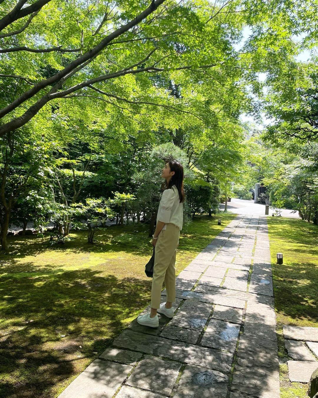 芝彰子さんのインスタグラム写真 - (芝彰子Instagram)「🌿  先日、初めての座禅会🧘に。  東京のど真ん中とは思えない景観と緑の中で🌿✨  深呼吸と邪念を払い 何も考えない時間って大切。  . #祥雲寺 #広尾 #shōunnji #hiroo #meditation」6月15日 13時32分 - akiaki1221