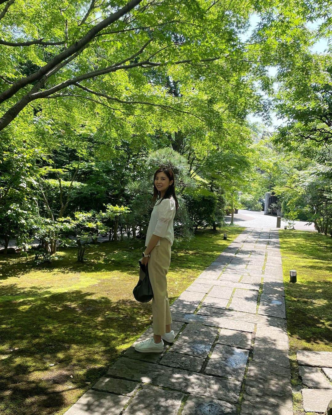 芝彰子さんのインスタグラム写真 - (芝彰子Instagram)「🌿  先日、初めての座禅会🧘に。  東京のど真ん中とは思えない景観と緑の中で🌿✨  深呼吸と邪念を払い 何も考えない時間って大切。  . #祥雲寺 #広尾 #shōunnji #hiroo #meditation」6月15日 13時32分 - akiaki1221