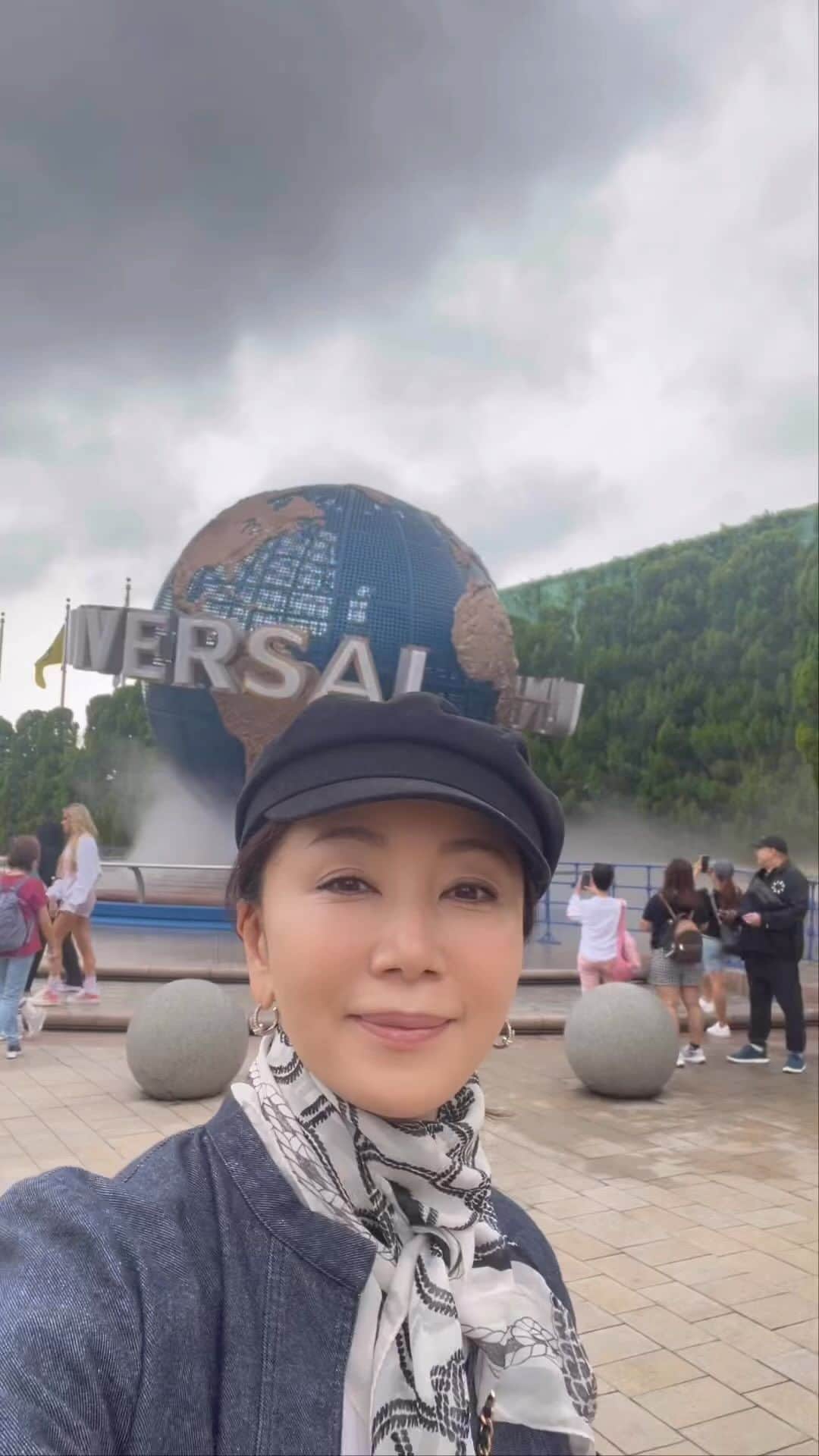 坂村かおるのインスタグラム：「よ〜くやらかして来ました‼️ ・ 一生に一度は来たかった！ユニバーサル・スタジオ・ジャパン！ ・ ハリウッド・ドリーム・ザ・ライドを乗り、ザ・フライング・ダイナソーにも挑戦！ ・ 若い頃は絶叫コースター大好きだったのですが💦さすがにこの歳になると、出発前は緊張しました😓久しぶりにアドレナリンが出ました☺️ ・ 楽しかったぁ。 ・ さすがに映画の世界🎬あちらこちらに、絵になる風景が広がってきます！ ・ たまには、子供に帰って楽しむのは良いね♪ ・ ・ いつも「いいね！」を頂きありがとうございます！ 皆さんのコメントに元気を貰っています😊  #クィーンオブ美魔女 #team美魔女 #美ST #坂村かおる #トータルビューティーアドバイザー #美しく老いる #バランス #美容 #コスメ #ファッション #今日のコーデ #トータルバランス #お洒落な人と繋がりたい #コスメ好きな人と繋がりたい #美意識高い人と繋がりたい #美魔女 #美魔女が変わる #アップデートしてる人と繋がりたい #自分らしくアップデート #ユニバーサルスタジオジャパン  #ザフライングダイナソー」