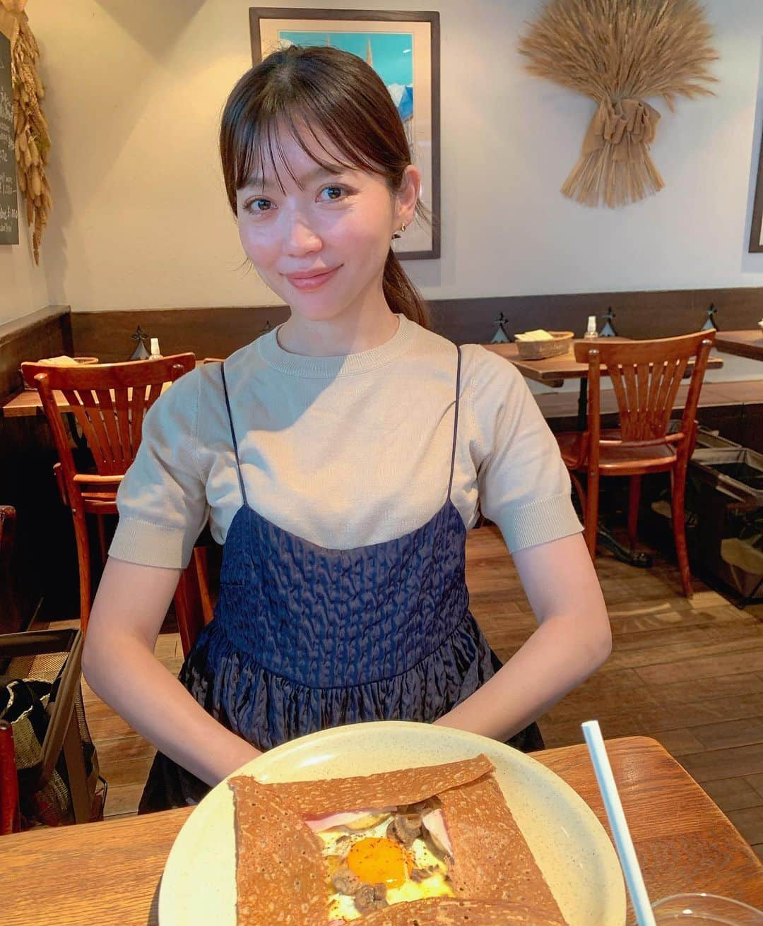 高橋まりなのインスタグラム：「. ママ友が連れて行ってくれたガレットのお店♡ 美味しすぎたよーー🥹♡ お食事ガレットはジャガイモ、目玉焼き、チーズ🥔🍳🧀 デザートはキャラメルアイスに🍨 これがもう本当にびっくりするほど美味しくて😍 あと3枚は食べられたと思う！！笑 また絶対に行きたいお店♡ . . . #ガレット#ブレッツカフェクレープリー#表参道#表参道ランチ#表参道カフェ#ガレット#クレープ#ママ友」