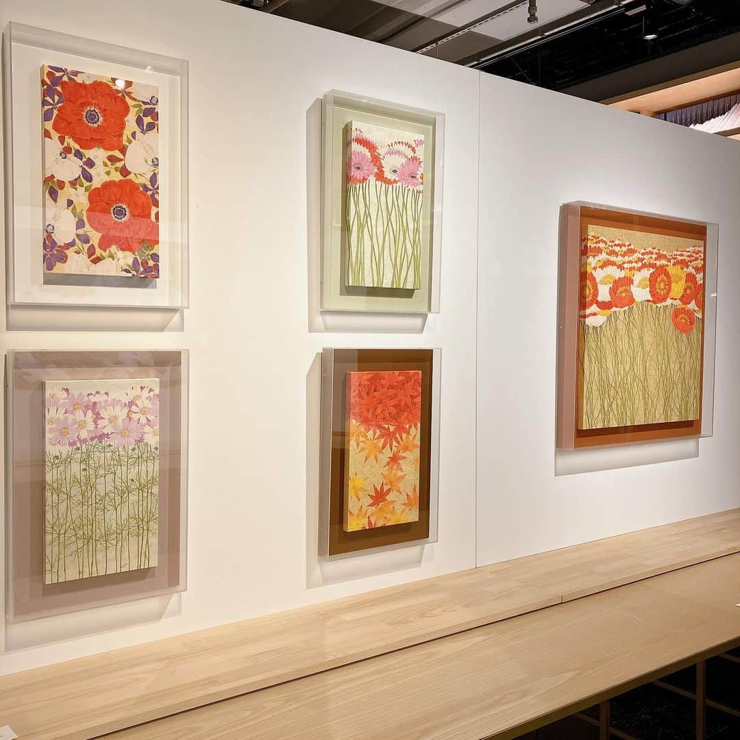 銀座 蔦屋書店さんのインスタグラム写真 - (銀座 蔦屋書店Instagram)「楚里勇己　日本画展－イロノツラナリー  楚里勇己は、伝統的な日本画の手法を用い、花々をポップでリズミカルに描き出すことで、現代における日本画の新たな可能性に挑んでいるアーティストです。  2010年に東京藝術大学美術学部絵画科日本画卒業した楚里は、今を生きるひとの暮らしに寄りそう、日本画の在り方を問うてきました。季節に移ろい心を寄せて折々の草花を描くという、古来よりの日本人の感覚とそれに基づいた日本画の技法。金箔や銀箔、岩絵の具で表現される、ポピーやカラー、彼岸花という、反復されるカラフルなモチーフは、グラフィックデザインを思わせるほどに洗練され、現代の空間に溶け込みます。しかし、花々のひとつひとつに目を凝らせば、あるものは盛りを迎え、あるものは朽ち、まるで命を宿しているかのように、丹念に描かれていることに驚かされるのです。  彼の作品の魅力である日本の感性と同居する現代性は、伝統を学び昇華した探求の賜物。  今もなお挑戦を続ける、気鋭のアーティスト 楚里勇己の世界を、どうぞご堪能ください。  [販売について] 作品は銀座 蔦屋書店店頭と、アートのオンラインマーケットプレイス「OIL by 美術⼿帖」にて販売中です。  会期	2023年月6月10日（土）〜7月7日（金） ※終了⽇は変更になる場合があります。 時間	10:30〜21:00 会場	銀座 蔦屋書店書店　インフォメーションカウンター前 主催	銀座 蔦屋書店 お問い合わせ	03-3575-7755(営業時間内) / info.ginza@ccc.co.jp  ▶詳細はこちら https://store.tsite.jp/ginza/event/art/34123-1059060609.html    #楚里勇己 #日本画 #現代美術 #現代アート #YuukiSori #contemporaryart #contemporaryartist #japanesepainting #当代艺术 #tokyo #tokyoart #tokyoartgallery #gsix #ginzasix #銀座 #蔦屋書店 #ginza #銀座蔦屋書店 #ginzatsutayabooks #tsutayabooks」6月15日 13時40分 - ginza_tsutayabooks