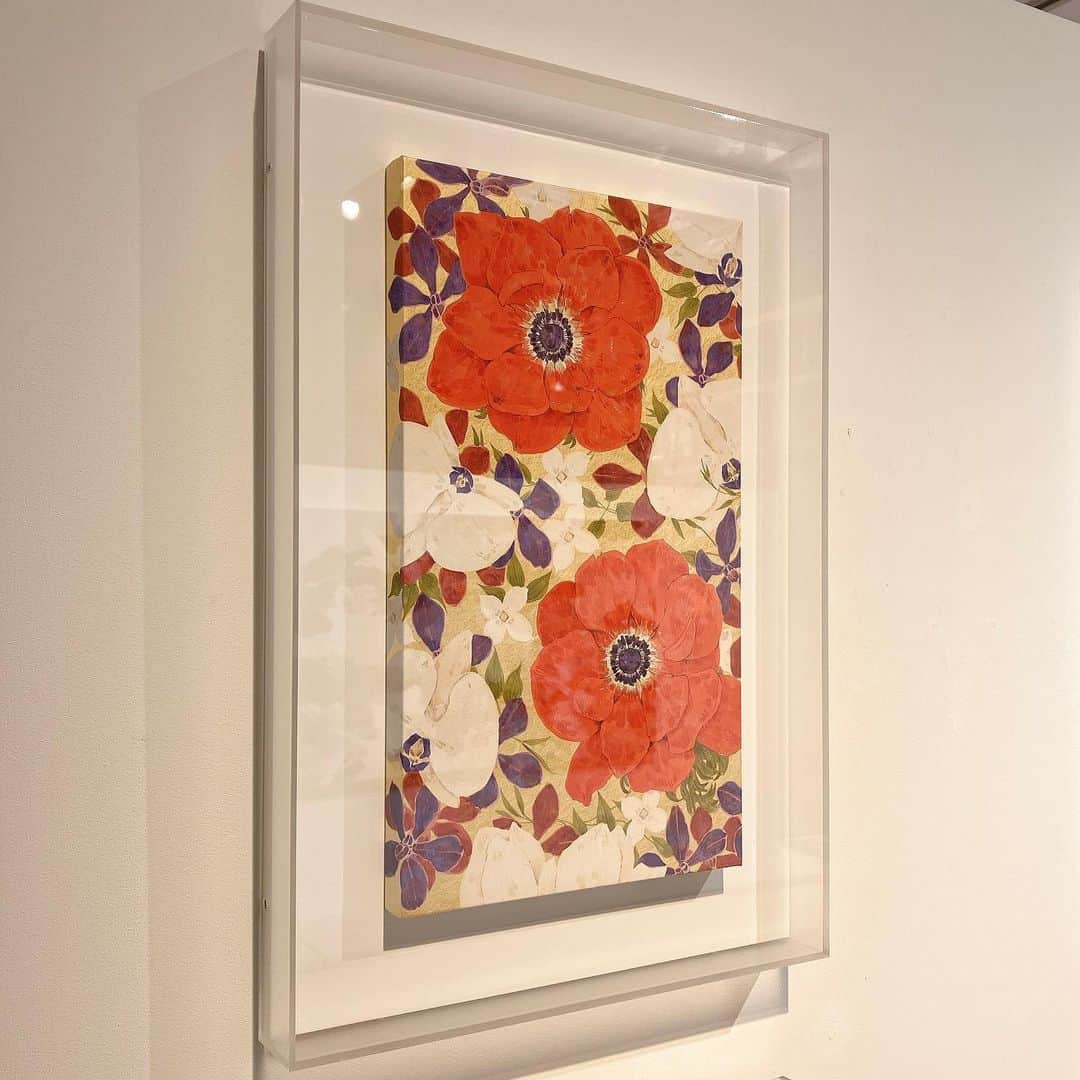 銀座 蔦屋書店さんのインスタグラム写真 - (銀座 蔦屋書店Instagram)「楚里勇己　日本画展－イロノツラナリー  楚里勇己は、伝統的な日本画の手法を用い、花々をポップでリズミカルに描き出すことで、現代における日本画の新たな可能性に挑んでいるアーティストです。  2010年に東京藝術大学美術学部絵画科日本画卒業した楚里は、今を生きるひとの暮らしに寄りそう、日本画の在り方を問うてきました。季節に移ろい心を寄せて折々の草花を描くという、古来よりの日本人の感覚とそれに基づいた日本画の技法。金箔や銀箔、岩絵の具で表現される、ポピーやカラー、彼岸花という、反復されるカラフルなモチーフは、グラフィックデザインを思わせるほどに洗練され、現代の空間に溶け込みます。しかし、花々のひとつひとつに目を凝らせば、あるものは盛りを迎え、あるものは朽ち、まるで命を宿しているかのように、丹念に描かれていることに驚かされるのです。  彼の作品の魅力である日本の感性と同居する現代性は、伝統を学び昇華した探求の賜物。  今もなお挑戦を続ける、気鋭のアーティスト 楚里勇己の世界を、どうぞご堪能ください。  [販売について] 作品は銀座 蔦屋書店店頭と、アートのオンラインマーケットプレイス「OIL by 美術⼿帖」にて販売中です。  会期	2023年月6月10日（土）〜7月7日（金） ※終了⽇は変更になる場合があります。 時間	10:30〜21:00 会場	銀座 蔦屋書店書店　インフォメーションカウンター前 主催	銀座 蔦屋書店 お問い合わせ	03-3575-7755(営業時間内) / info.ginza@ccc.co.jp  ▶詳細はこちら https://store.tsite.jp/ginza/event/art/34123-1059060609.html    #楚里勇己 #日本画 #現代美術 #現代アート #YuukiSori #contemporaryart #contemporaryartist #japanesepainting #当代艺术 #tokyo #tokyoart #tokyoartgallery #gsix #ginzasix #銀座 #蔦屋書店 #ginza #銀座蔦屋書店 #ginzatsutayabooks #tsutayabooks」6月15日 13時40分 - ginza_tsutayabooks