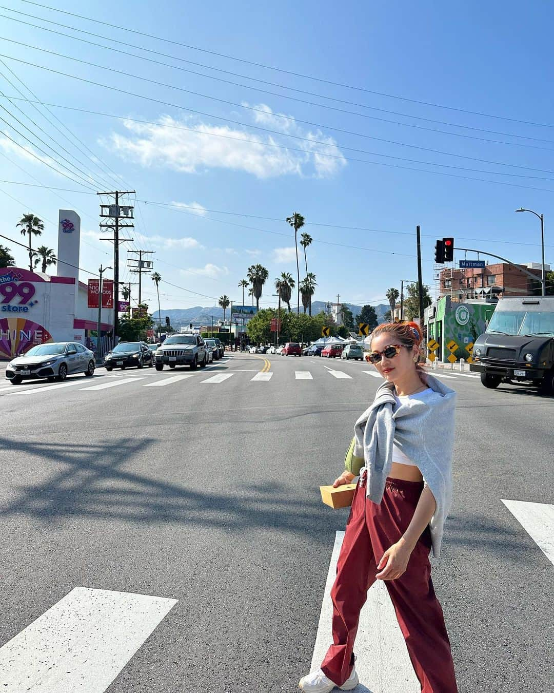 中島潮里のインスタグラム：「【LA旅✈️】 明日早朝に空港へ行き、帰国します！17日土曜日から出勤しておりますが、土日は満席です🙏 平日と7月はまだ空きのある日がございますのでwhyteでお待ちしてます😊🌈 . . 1.  シルバーレイクの横断歩道で 2. カフェDaygrowにて 3. パリのカフェで大人気&お洒落な人がたくさん 4. 宿泊先のAirbで見れた大好きなアメコミ(日本では見れない😭) 5. 日本の野良猫のような頻度でいる可愛いリス🐿️ 6. これ全部植物性！LAのスーパーではプラントベースのお肉がたくさん！こんなに品揃えよかったら困らないなぁ〜 7. Airbでの自炊 8. るりかに連れていってもらった英語が通じないメキシコ料理屋さん🇲🇽 9. バースデーサプライズの準備🎂 LAのスーパーにはたくさんバルーンがあってサプライズしやすいね！  . .  #LAご飯#アメリカ旅行#ロサンゼルス観光#ロサンゼルスグルメ#ヴィーガン対応#ヴィーガンライフ#ベジ対応#グルテンフリー生活#グルテンフリーカフェ#ヴィーガンカラー#ヴィーガンブリーチ#クリーンビューティー#ヴィーガンフード#デカフェコーヒー#デカフェ生活#oatミルク#プラントミルク#オレンジヘアー#オレンジヘア#オレンジヘアカラー」