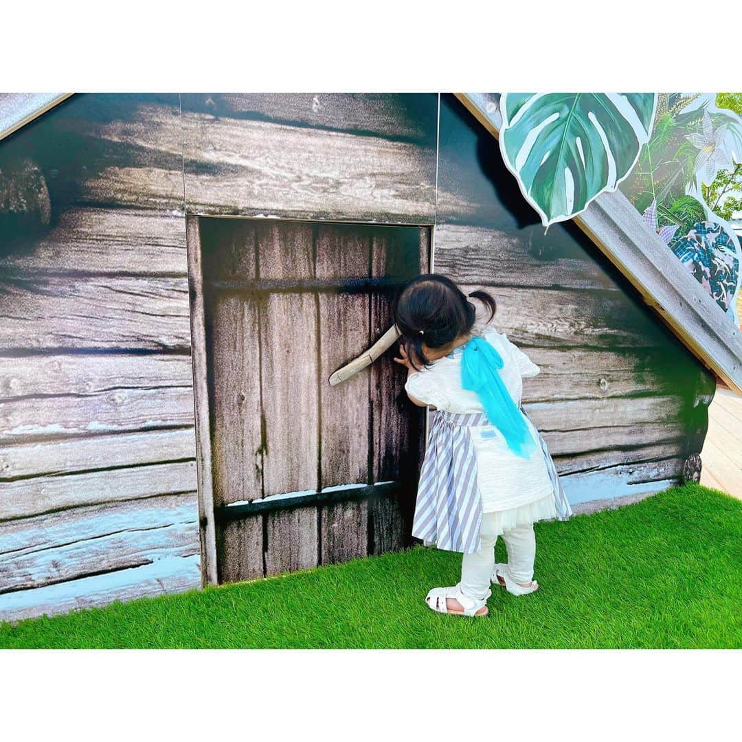 徳山沙季さんのインスタグラム写真 - (徳山沙季Instagram)「. 先日ご招待いただき @marlmarl_tokyo のイベントに遊びに行ってきました☺︎ 1歳の娘でも楽しめるコンテンツがいっぱいでした🫶 . @cado_marlmarl さんのブースでは、好きなお花を摘んでブーケを作っていただきました💐 とっても可愛く作っていただき、帰宅してからもずっと眺めていました🫢 お天気にも恵まれ楽しい時間でした☀︎ 上の子は今回習い事で行けなかったので、 @cado_marlmarl のブーケレッスンは一緒に行く予定です✌︎ . . #marlmarl #marlmarl_cd #女の子ママ　#ootd #ブーケ #お花のある暮らし #姉妹ママ　#マールマール #ママライフ　#ブーケ作り #ベビーファッション」6月15日 13時55分 - saki.whitesnow