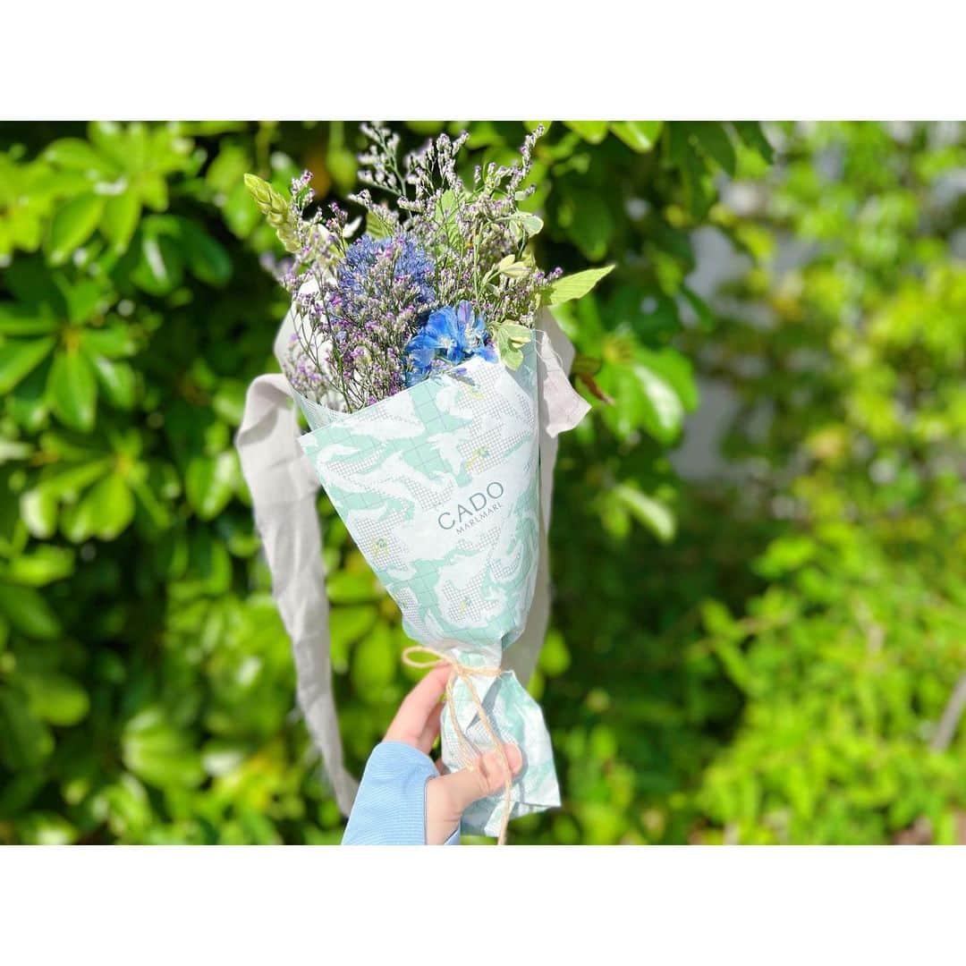 徳山沙季さんのインスタグラム写真 - (徳山沙季Instagram)「. 先日ご招待いただき @marlmarl_tokyo のイベントに遊びに行ってきました☺︎ 1歳の娘でも楽しめるコンテンツがいっぱいでした🫶 . @cado_marlmarl さんのブースでは、好きなお花を摘んでブーケを作っていただきました💐 とっても可愛く作っていただき、帰宅してからもずっと眺めていました🫢 お天気にも恵まれ楽しい時間でした☀︎ 上の子は今回習い事で行けなかったので、 @cado_marlmarl のブーケレッスンは一緒に行く予定です✌︎ . . #marlmarl #marlmarl_cd #女の子ママ　#ootd #ブーケ #お花のある暮らし #姉妹ママ　#マールマール #ママライフ　#ブーケ作り #ベビーファッション」6月15日 13時55分 - saki.whitesnow