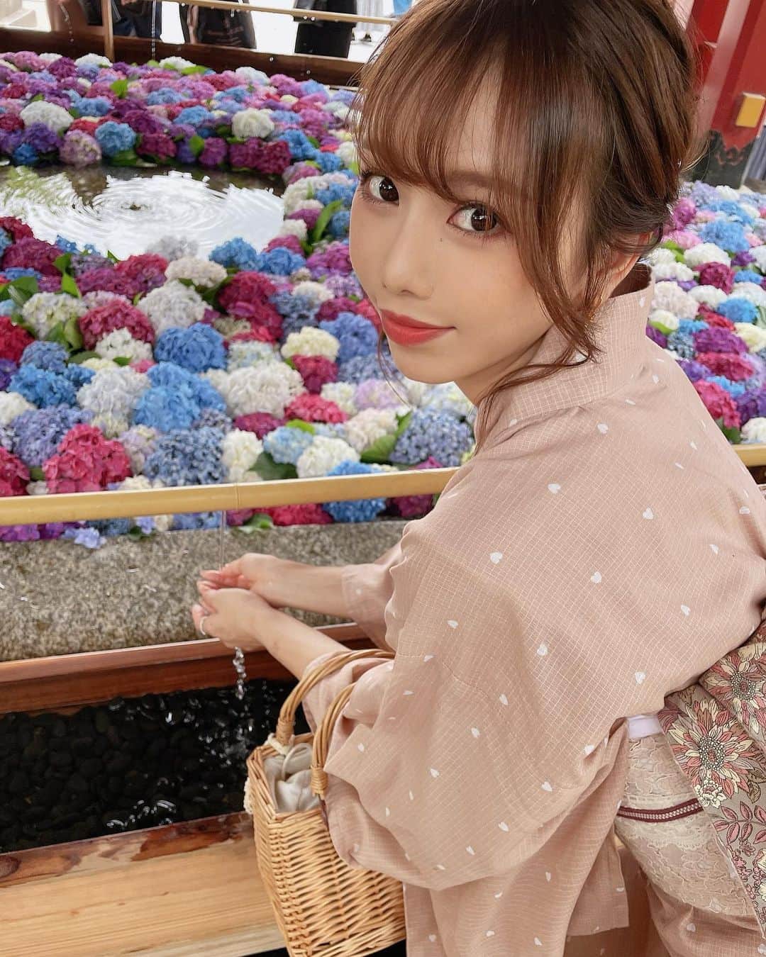 のインスタグラム：「先日とてぃことミッションクリアしつつゆっくり旅行デート（笑）してきた♡ 、 、 さて、どこへ行ったでしょーか☺️？ 、 、 、 、 #浴衣 #花手水 #レースクイーン #ポートレート #写真  #yukata #racequeen #portrait #photography  #레이싱모델 #賽車女郎 #서킷 #模特 #车模 #照片」
