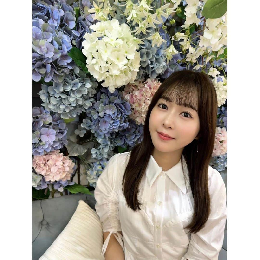 多田愛佳のインスタグラム：「紫陽花がテーマのアフタヌーンティー🫖 . コーデのテーマは、紫陽花に溶け込めるような白いワンピース🤍 メイクも青みピンクやパープルを使って紫陽花を意識しました💜 . 最後の写真はなぜか店員さんに「見つめ合ってくださーい」と言われて撮ったモノです☺︎ｵﾓﾛ」