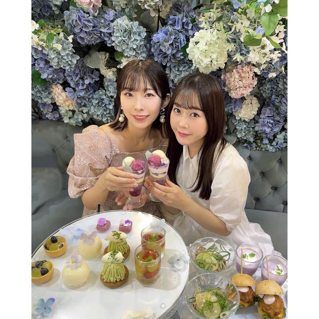 多田愛佳さんのインスタグラム写真 - (多田愛佳Instagram)「紫陽花がテーマのアフタヌーンティー🫖 . コーデのテーマは、紫陽花に溶け込めるような白いワンピース🤍 メイクも青みピンクやパープルを使って紫陽花を意識しました💜 . 最後の写真はなぜか店員さんに「見つめ合ってくださーい」と言われて撮ったモノです☺︎ｵﾓﾛ」6月15日 14時05分 - lovetannnnnn