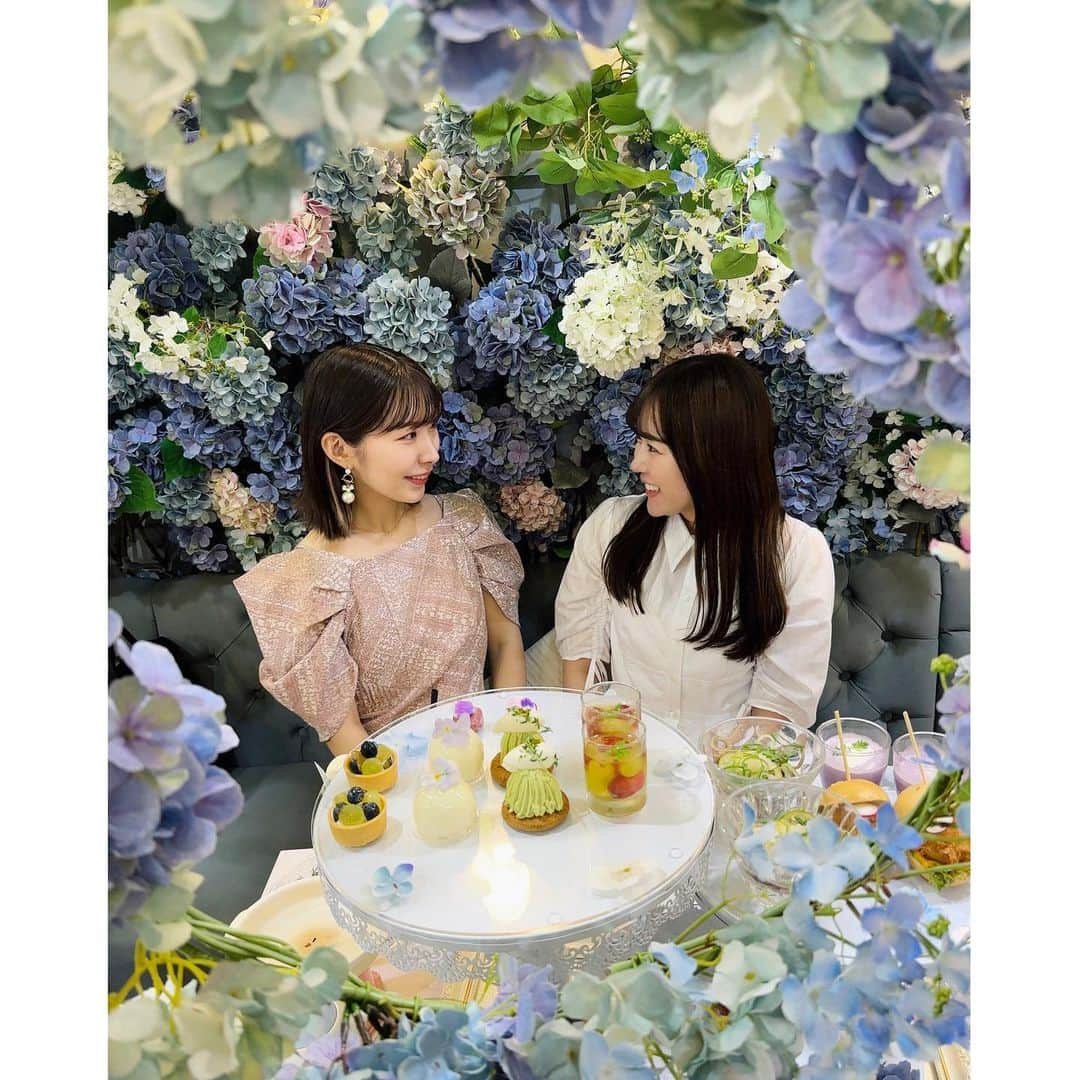 多田愛佳さんのインスタグラム写真 - (多田愛佳Instagram)「紫陽花がテーマのアフタヌーンティー🫖 . コーデのテーマは、紫陽花に溶け込めるような白いワンピース🤍 メイクも青みピンクやパープルを使って紫陽花を意識しました💜 . 最後の写真はなぜか店員さんに「見つめ合ってくださーい」と言われて撮ったモノです☺︎ｵﾓﾛ」6月15日 14時05分 - lovetannnnnn