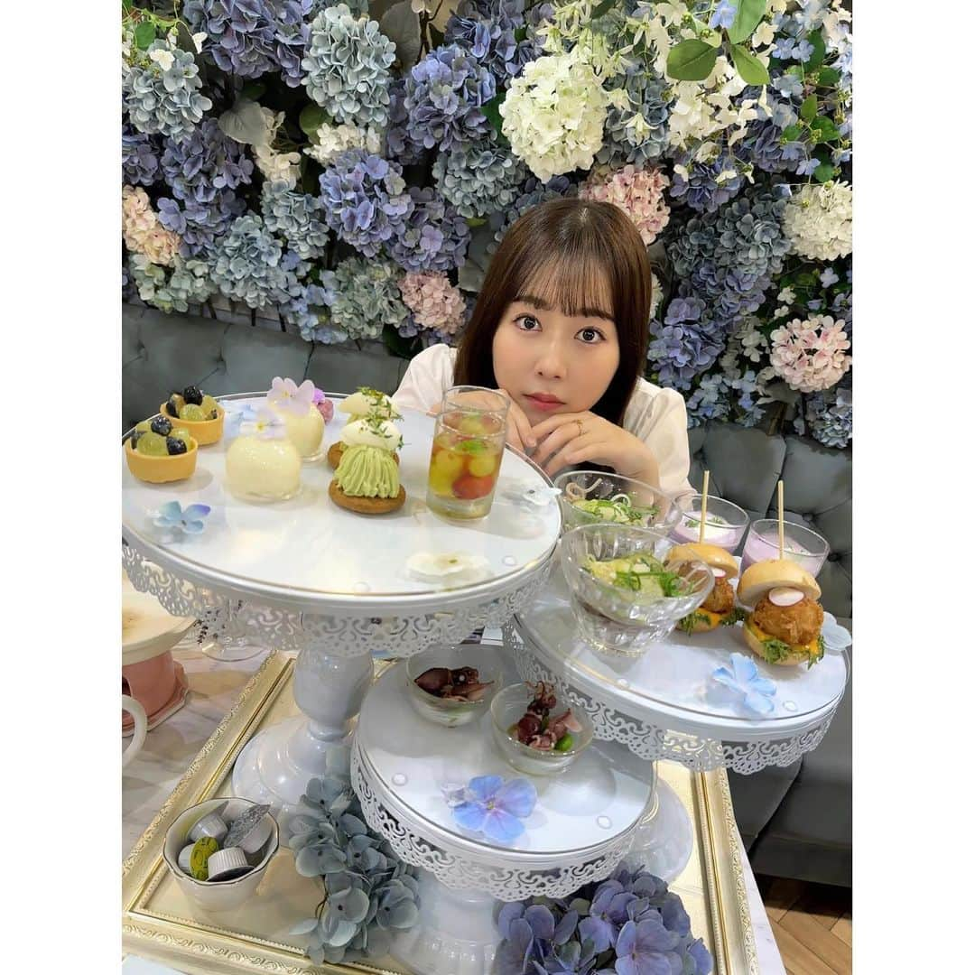 多田愛佳さんのインスタグラム写真 - (多田愛佳Instagram)「紫陽花がテーマのアフタヌーンティー🫖 . コーデのテーマは、紫陽花に溶け込めるような白いワンピース🤍 メイクも青みピンクやパープルを使って紫陽花を意識しました💜 . 最後の写真はなぜか店員さんに「見つめ合ってくださーい」と言われて撮ったモノです☺︎ｵﾓﾛ」6月15日 14時05分 - lovetannnnnn