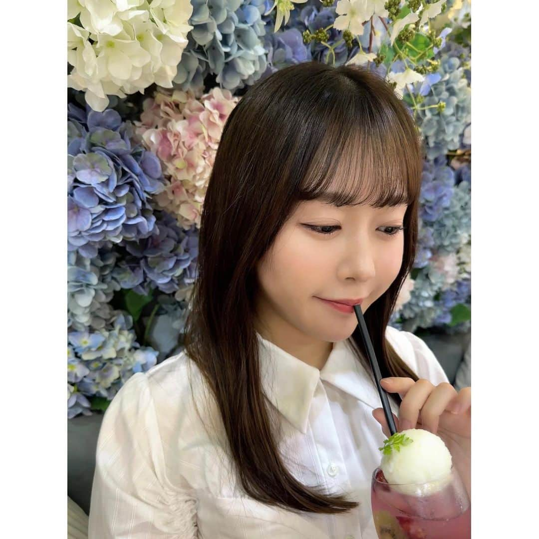 多田愛佳さんのインスタグラム写真 - (多田愛佳Instagram)「紫陽花がテーマのアフタヌーンティー🫖 . コーデのテーマは、紫陽花に溶け込めるような白いワンピース🤍 メイクも青みピンクやパープルを使って紫陽花を意識しました💜 . 最後の写真はなぜか店員さんに「見つめ合ってくださーい」と言われて撮ったモノです☺︎ｵﾓﾛ」6月15日 14時05分 - lovetannnnnn