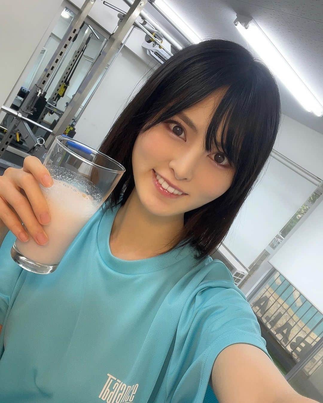 のインスタグラム：「#パワーアップして帰ってくるづ 結婚＆出産公表して正直離れてしまったファンはいます‥ だから復帰するときは、自分磨きを頑張って モデルとして魅力的だから応援しよう と思ってもらえるように努力をもって実力で復帰したい！！と思いました。  本日もティーバランス @t.balance  週2で通ってます💪  パーソナルどこにしようかすごく調べて迷って体験も3つ行ったけど、「トレーニング時間50分以上、ウェア貸し出し無料、プロテイン無料、子連れOK」の譲れない条件下で1番リーズナブルでしたのでここに決めました！ 通ってる人の層も女性が多くてモデルさんも沢山通ってるのでそれも決め手✨ （わたしが運動不足解消〜ではなくガチでボディメイクしたい系のため方向性の合致感🤝）  トレーナーさんは @t.reiya08 さんに担当してもらってます！  わたしが好きなお仕事を続ける為にパワーアップして帰ってくるから待っててね🫶」