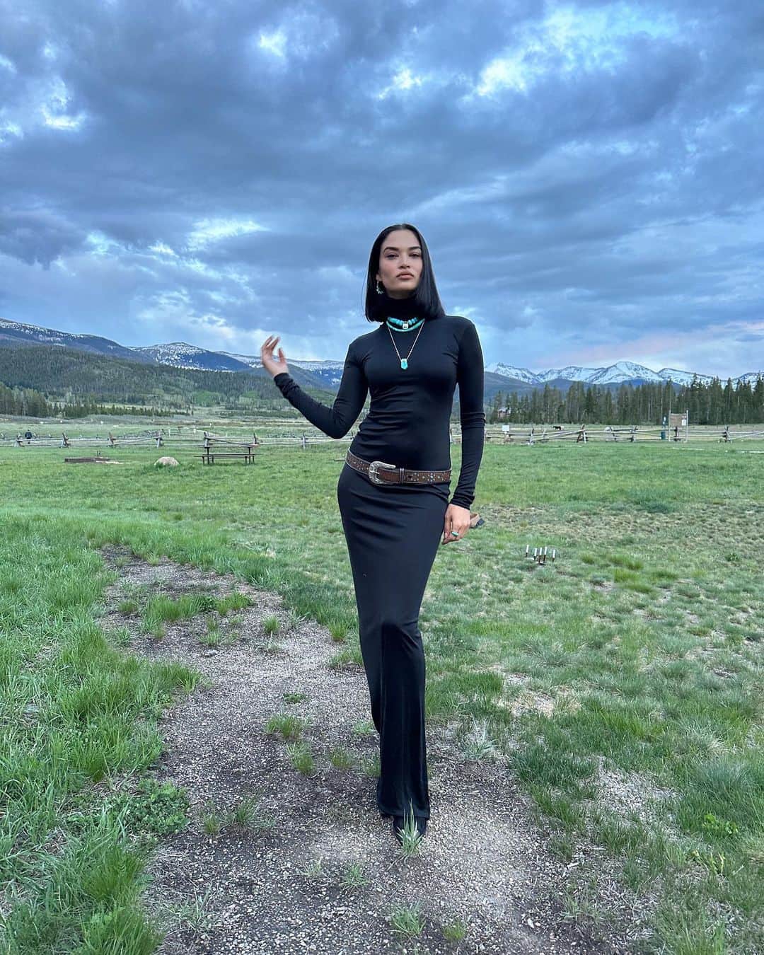シャニーナ・シャイクのインスタグラム：「from the west 🖤」