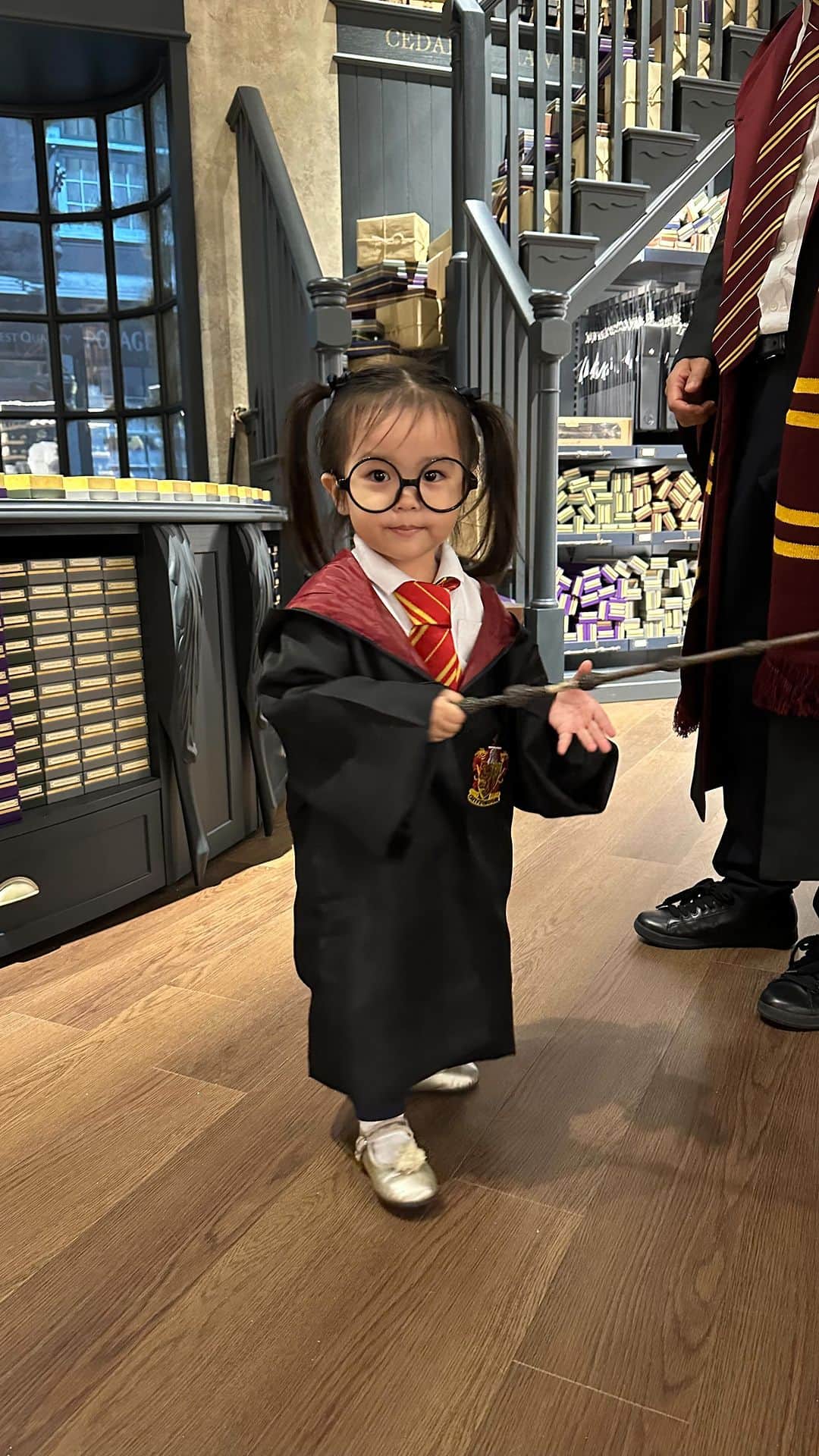 福王寺彩野のインスタグラム：「一足早く遊びに行かせていただいた #ハリポタツアー @wbtourtokyo 🪄💫 もうそれはそれは楽しすぎて、写真と動画もありすぎてまだ整理できず😇 取り急ぎ🧹エクスペリエンスのムービー❤️‍🔥 大興奮のお兄ちゃんが途中で現れちゃうのはご愛嬌🤣🙏 これから頑張って色々リール作ります🫶笑 とにかく最高でした🥹🙌 #ハリーポッター #wbtourtokyo #warnerbrosstudiotourtokyo #チビノ #2歳 #女の子ベビー #子連れおでかけ #子連れハリポタ」
